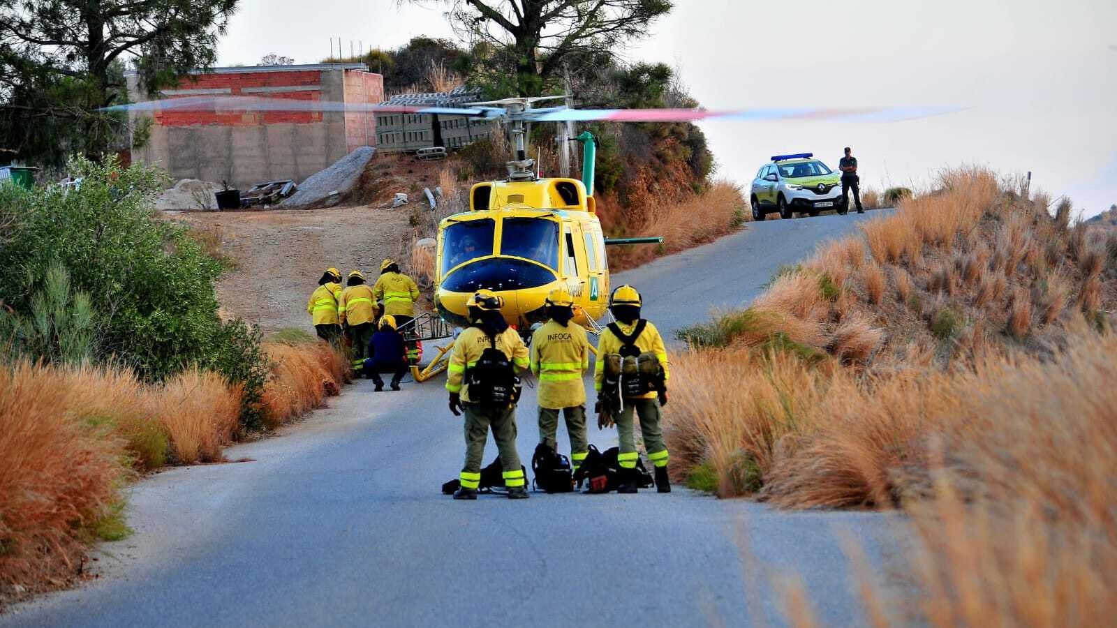 Varios miembros del Infoca en su actuación en Almuñécar