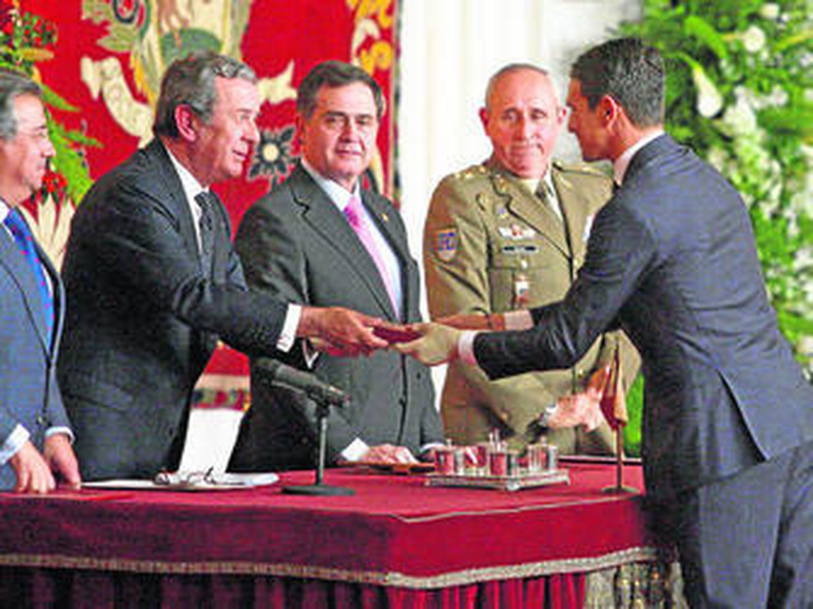 Manzanares recogió los premios como 'triunfador' y por la 'mejor faena' de la Feria de Abril 2011.