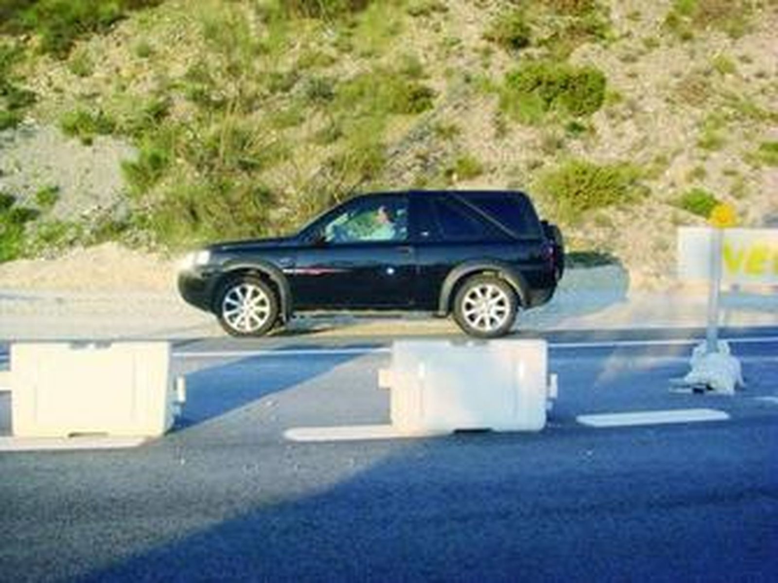 Los vehículos tienen que desviarse por un camino de tierra en el tramo Tahal-Canteras de Macael.