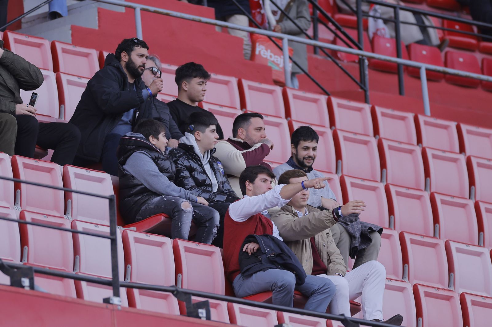 Búscate en las fotos del Sevilla - Girona