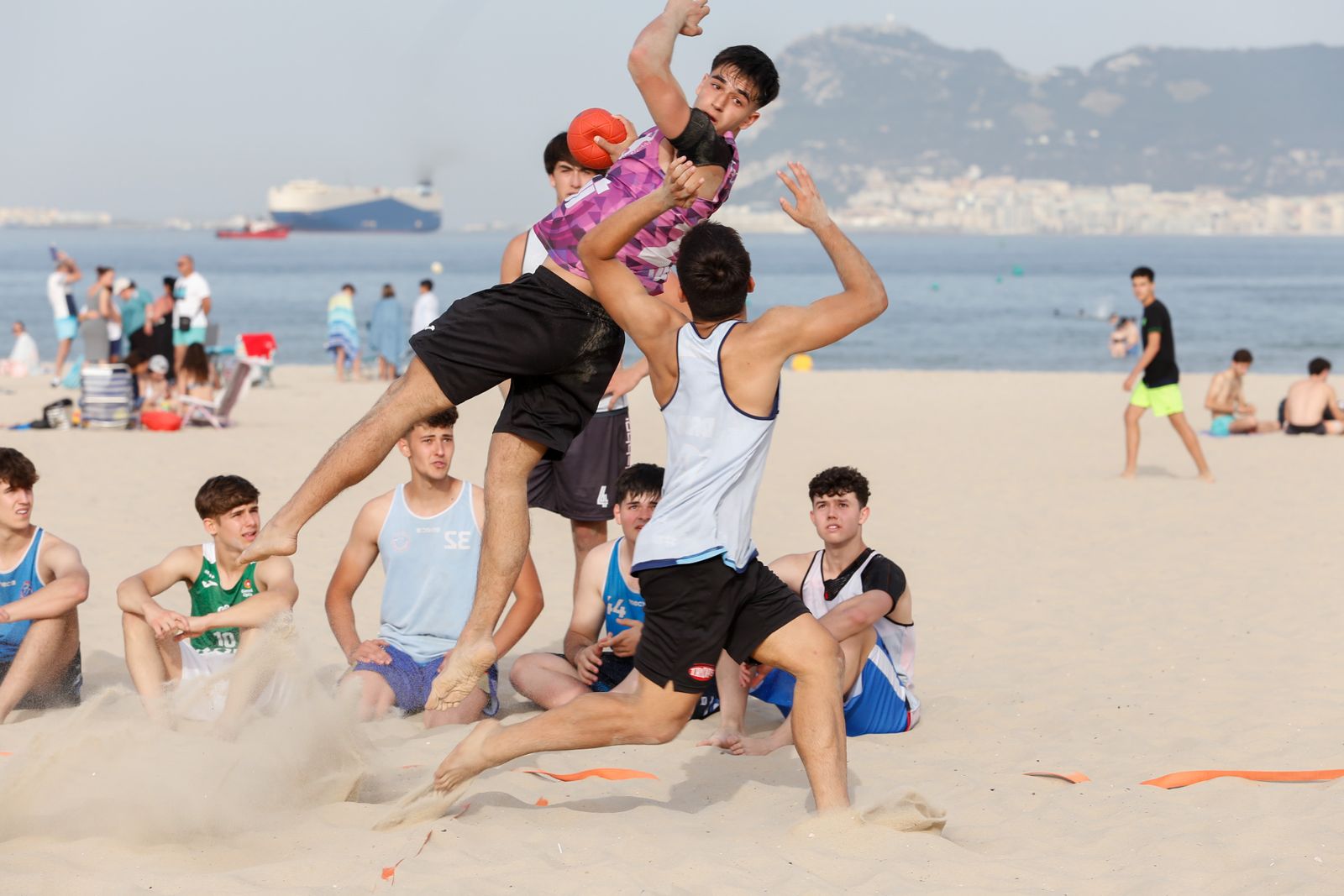 Entrenamiento de la selección andaluza juvenil de balonmano playa, en imágenes
