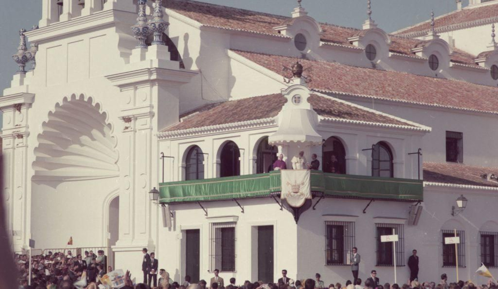 San Juan Pablo II saluda desde el balcón.