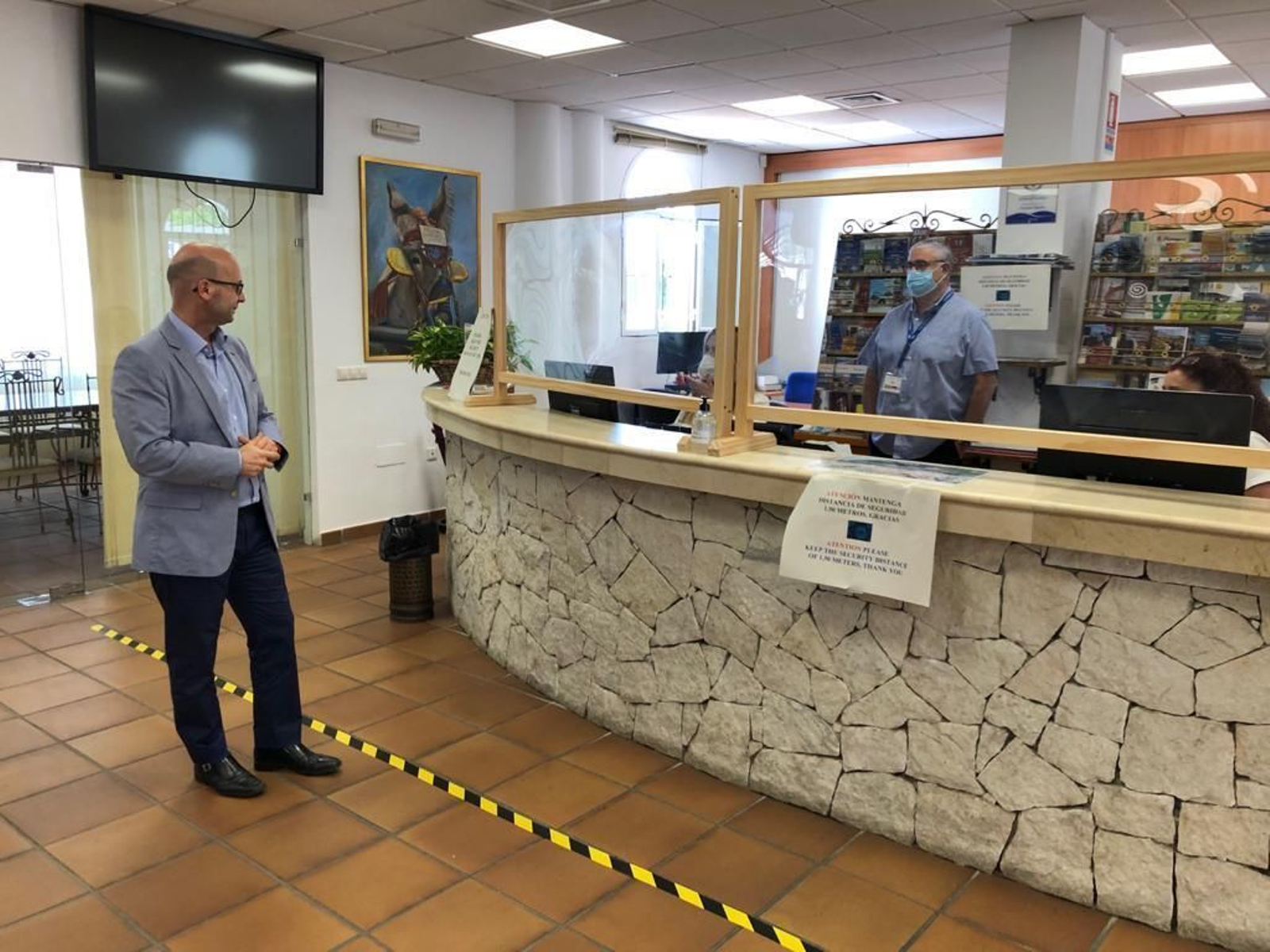 El concejal de Turismo, José Carlos Martín, visita la oficina de Turismo de Mijas pueblo .
