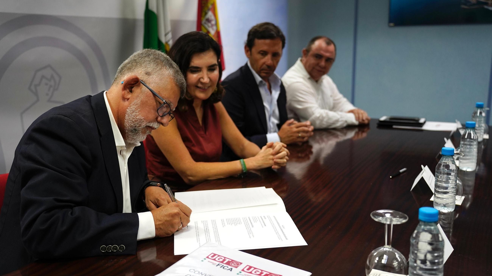 El secretario de UGT-FICA, José Manuel Rodríguez Saucedo firma el convenio junto la consejera de Empleo, Rocío Blanco; el subdelegado de la Junta en el Campo de Gibraltar, Javier Ros, y el secretario general de Femca, José Muñoz Flores