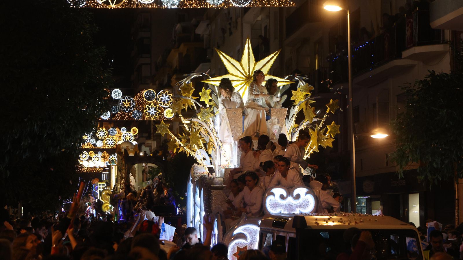Las mejores imágenes de la noche de la Cabalgata de Reyes de 2023