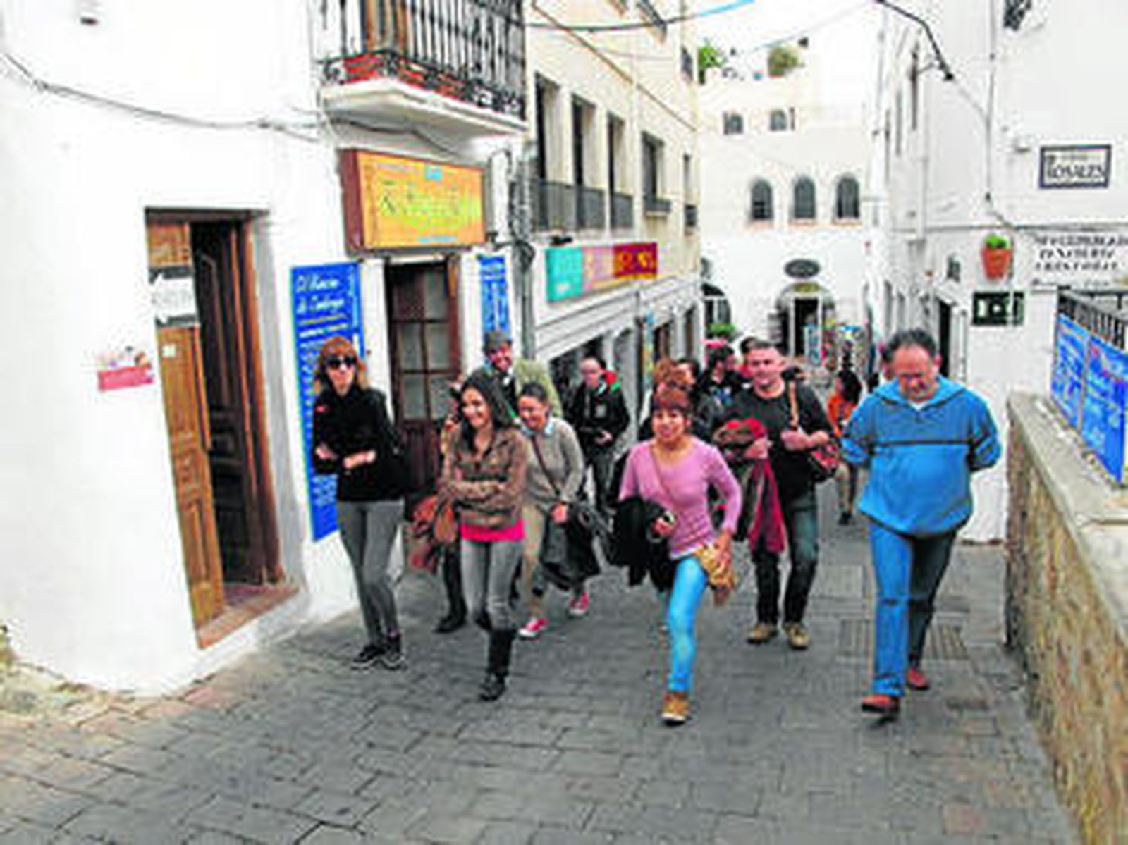 Los personajes de 'la Mojaquera', 'la Reina Mora', y 'Walt Disney',  cuentan la historia de la iglesia de Mojácar a los turistas.