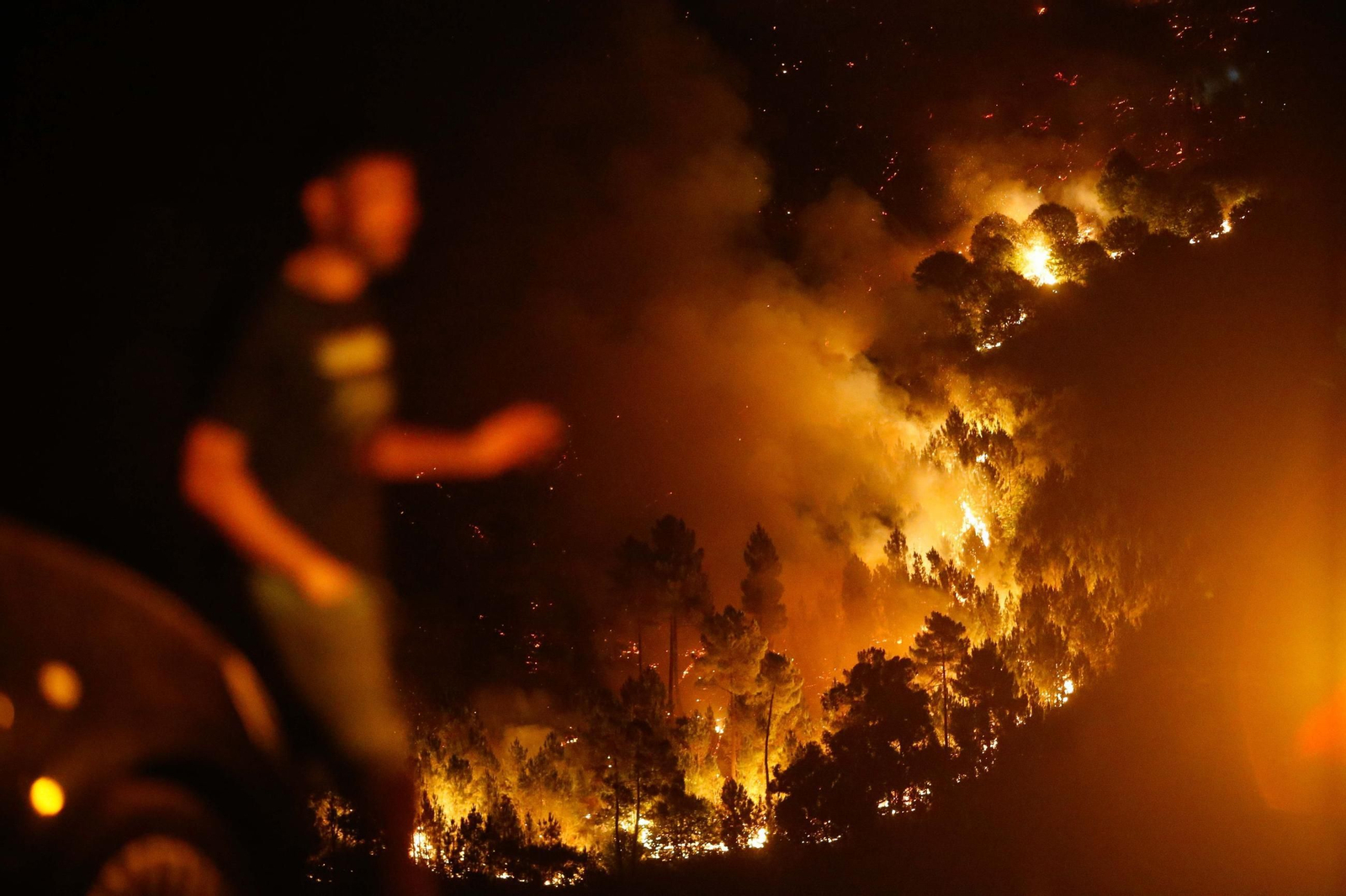 Un hombre en las inmediaciones del fuego de Quiroga, Lugo.