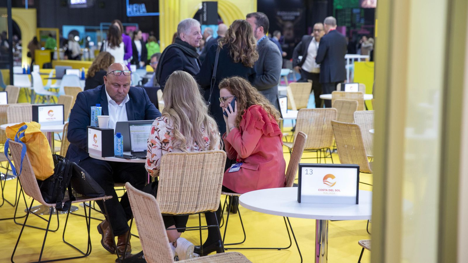 Un encuentro de trabajo en el expositor de Córdoba en Fitur. Un encuentro de trabajo en el expositor de Córdoba en Fitur.