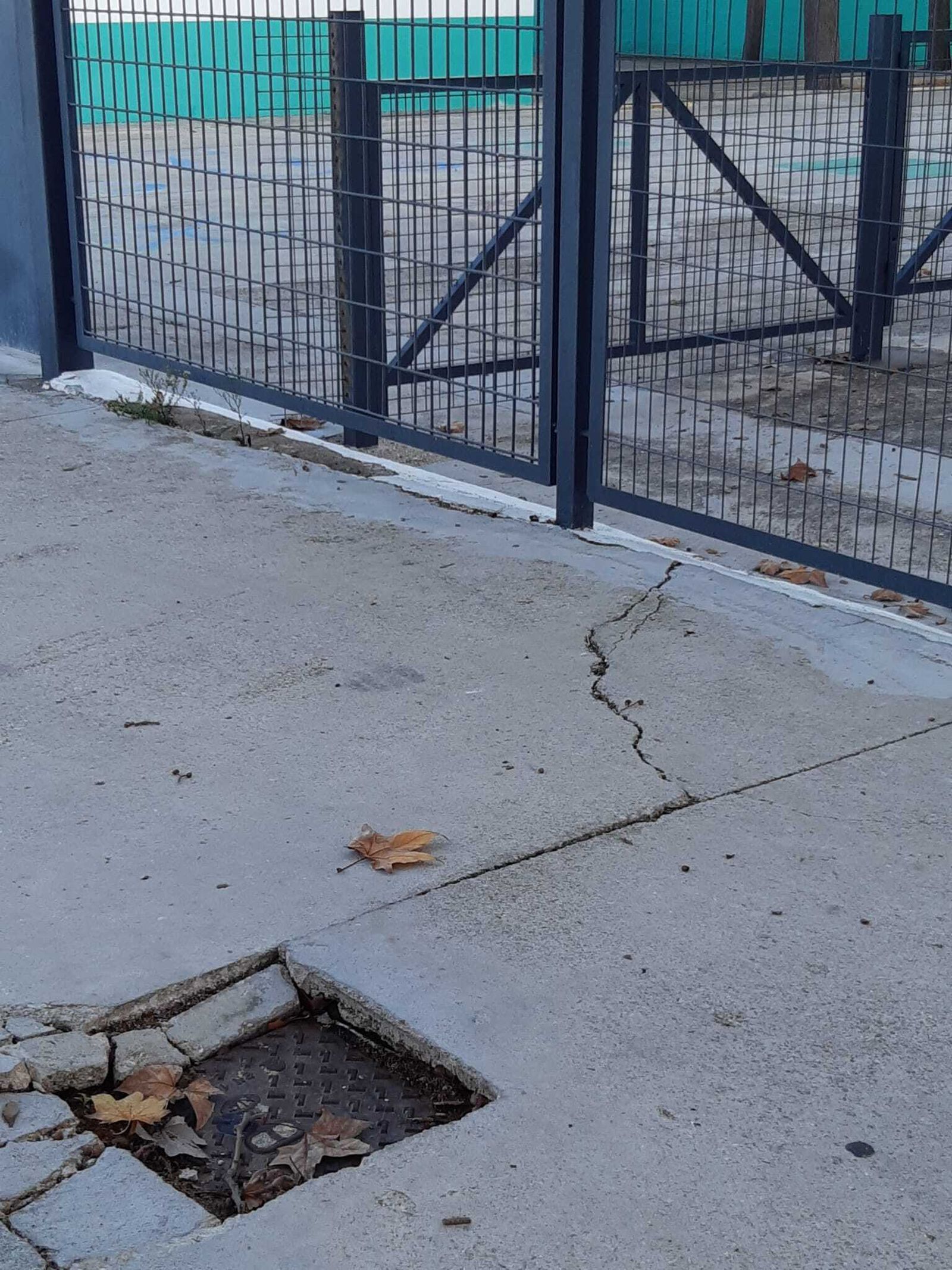 Estado en que encuentra una de las aceras de la barriada.