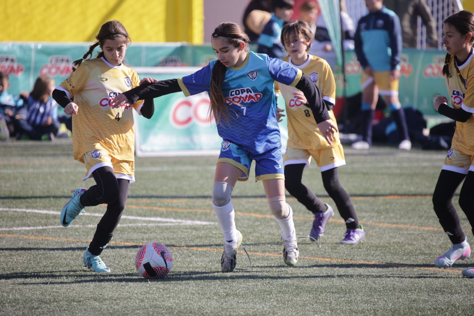 Dos jugadoras disputan un balón durante uno de los encuentros disputados en la competición de fútbol.