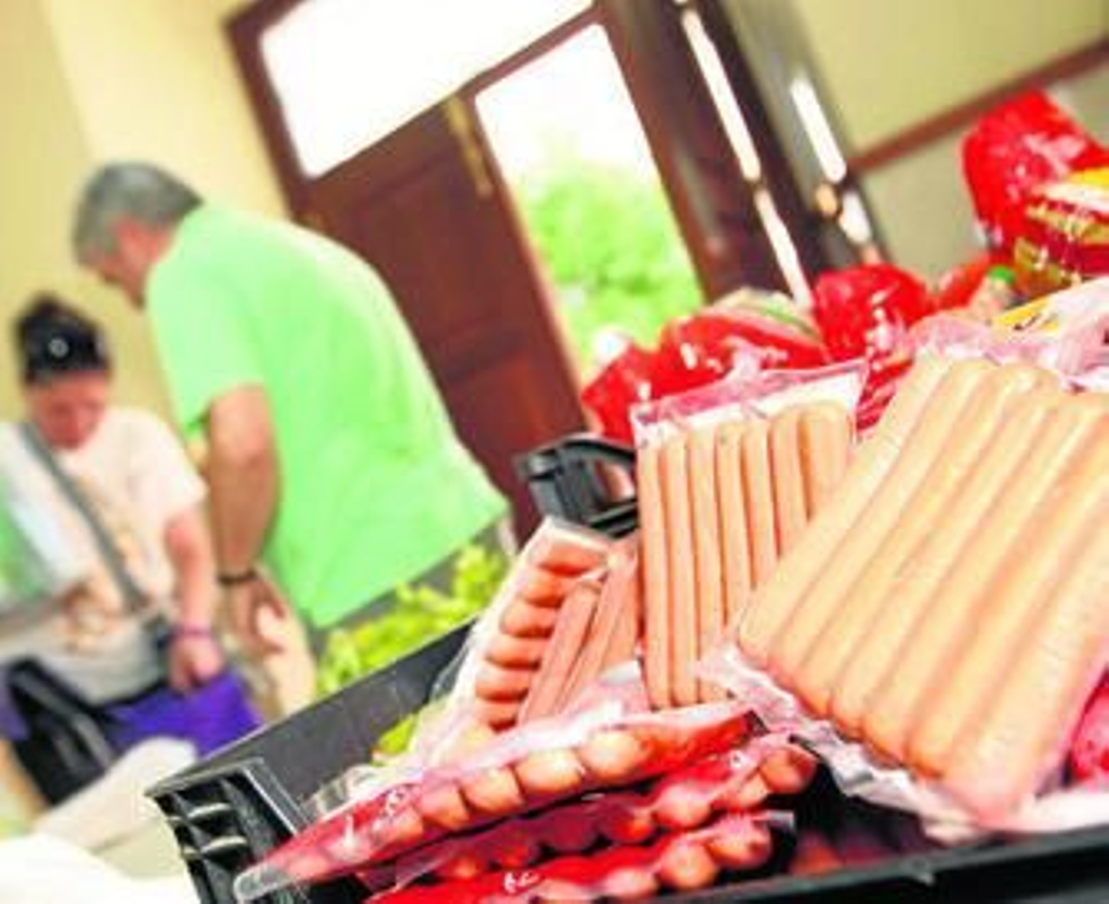 Productos alimenticios en las dependencias de Cáritas de San Telmo.