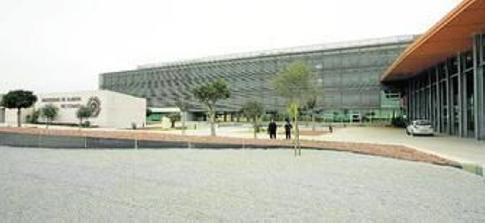 La construcción se compone del Edificio de Gobierno, Paraninfo y Sala de Usos Múltiples. Formalizan una plaza abierta al mar.