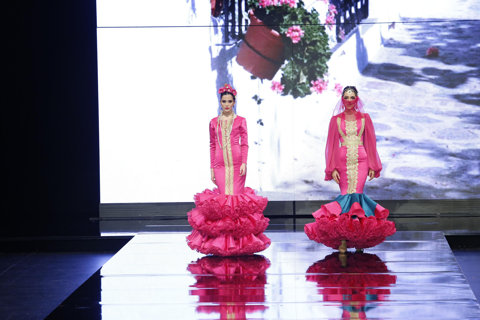 Potente despliegue visual de Calandria sobre la pasarela de Sevilla.