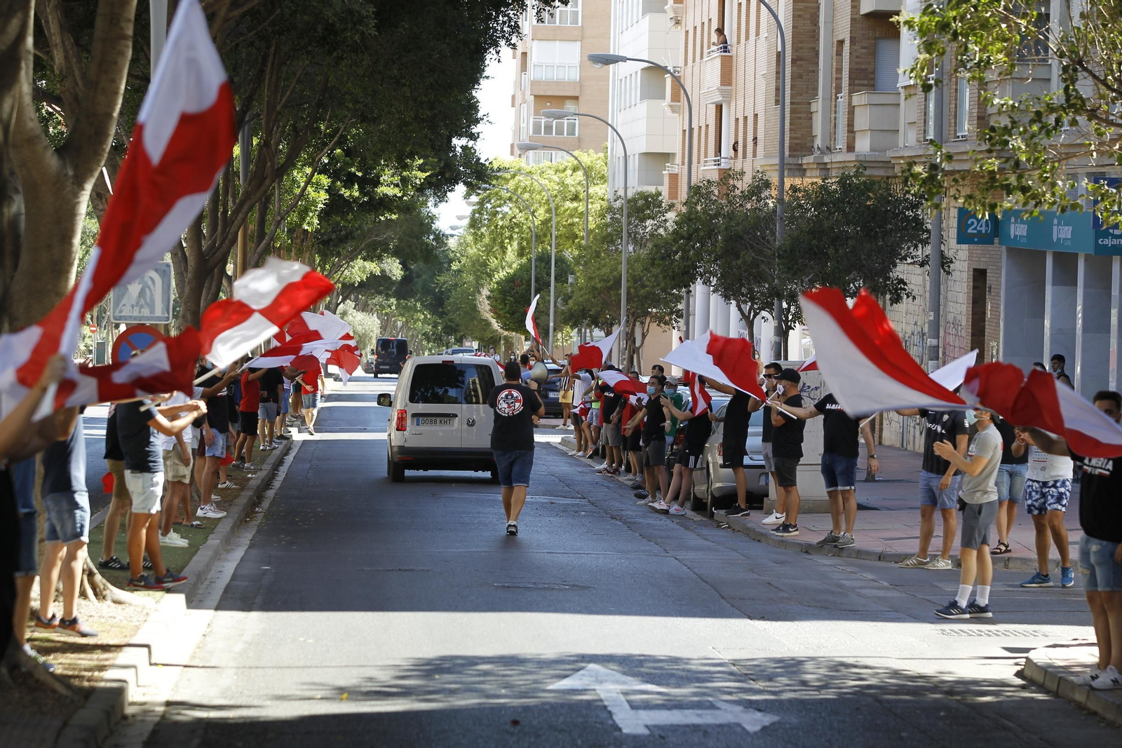 Fotogalería de la afición del Almería antes del partido ante el Girona