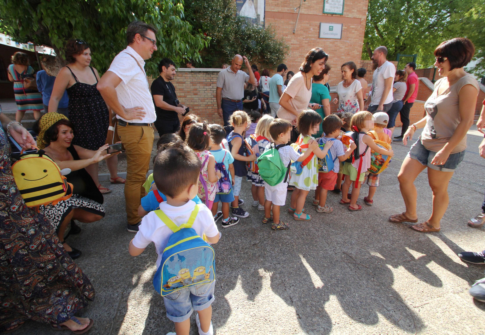 Un grupo de niños entran en clase en su primer día de colegio.