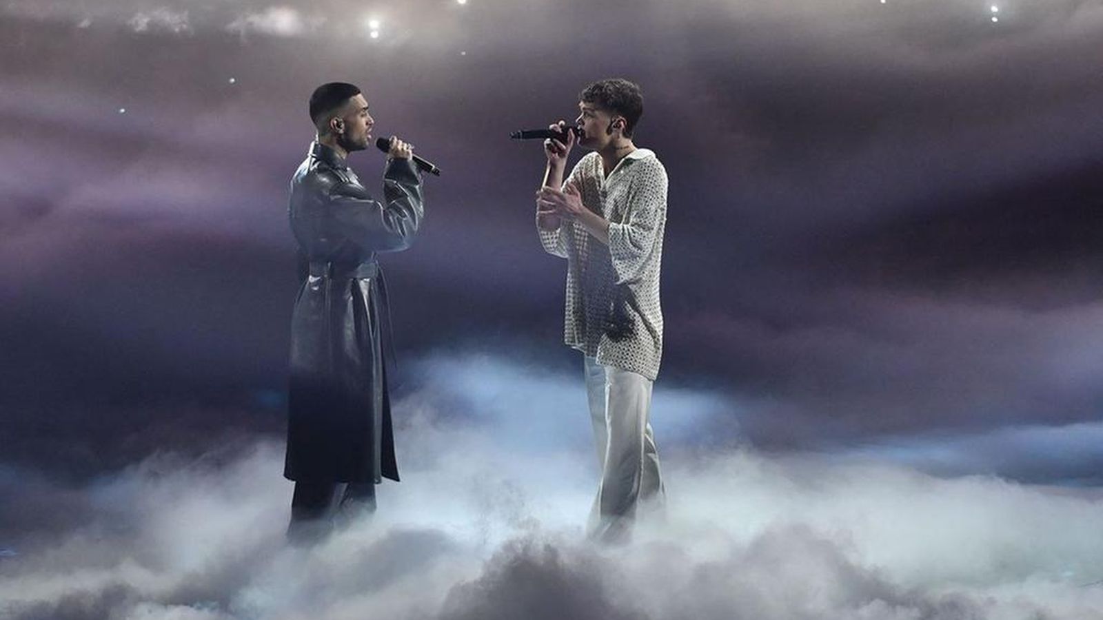 Mahmood y Blanco, con 'looks' recatados en su actuación.