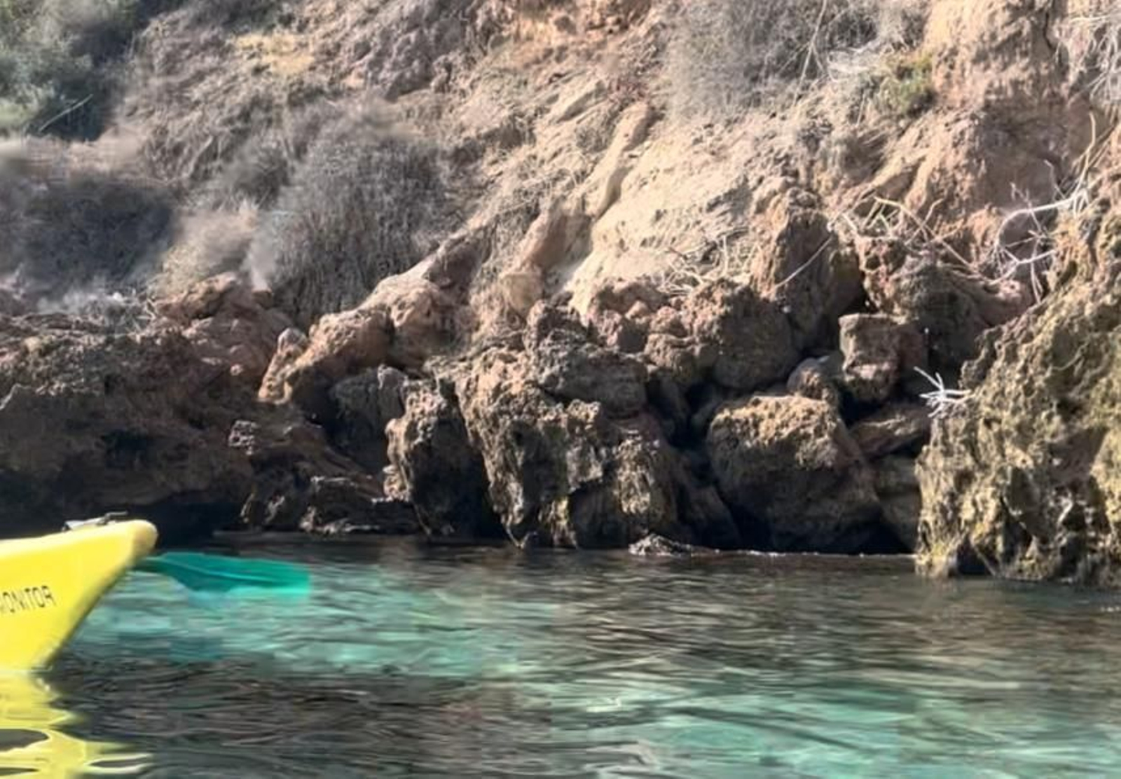 Ruta en kayak por cuevas y acantilados. Ruta en kayak por cuevas y acantilados.