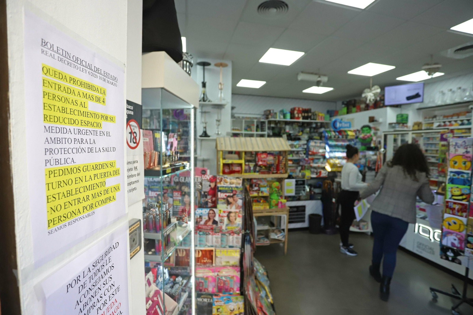 Carteles anuncian las nuevas normas para acceder a los centros de venta