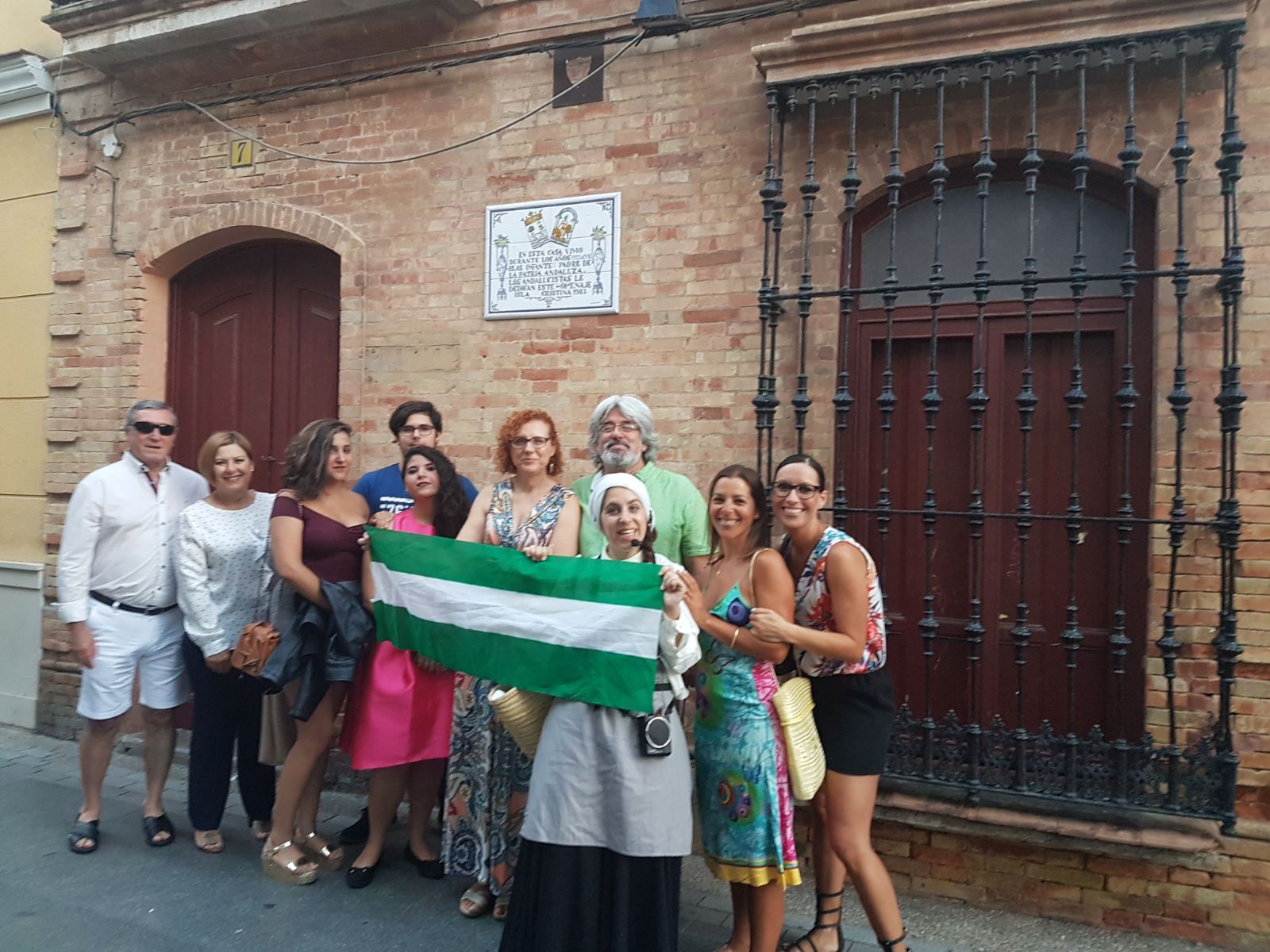 Un grupo de visitantes, a las puertas de la casa donde vivió Blas Infante en Isla Cristina