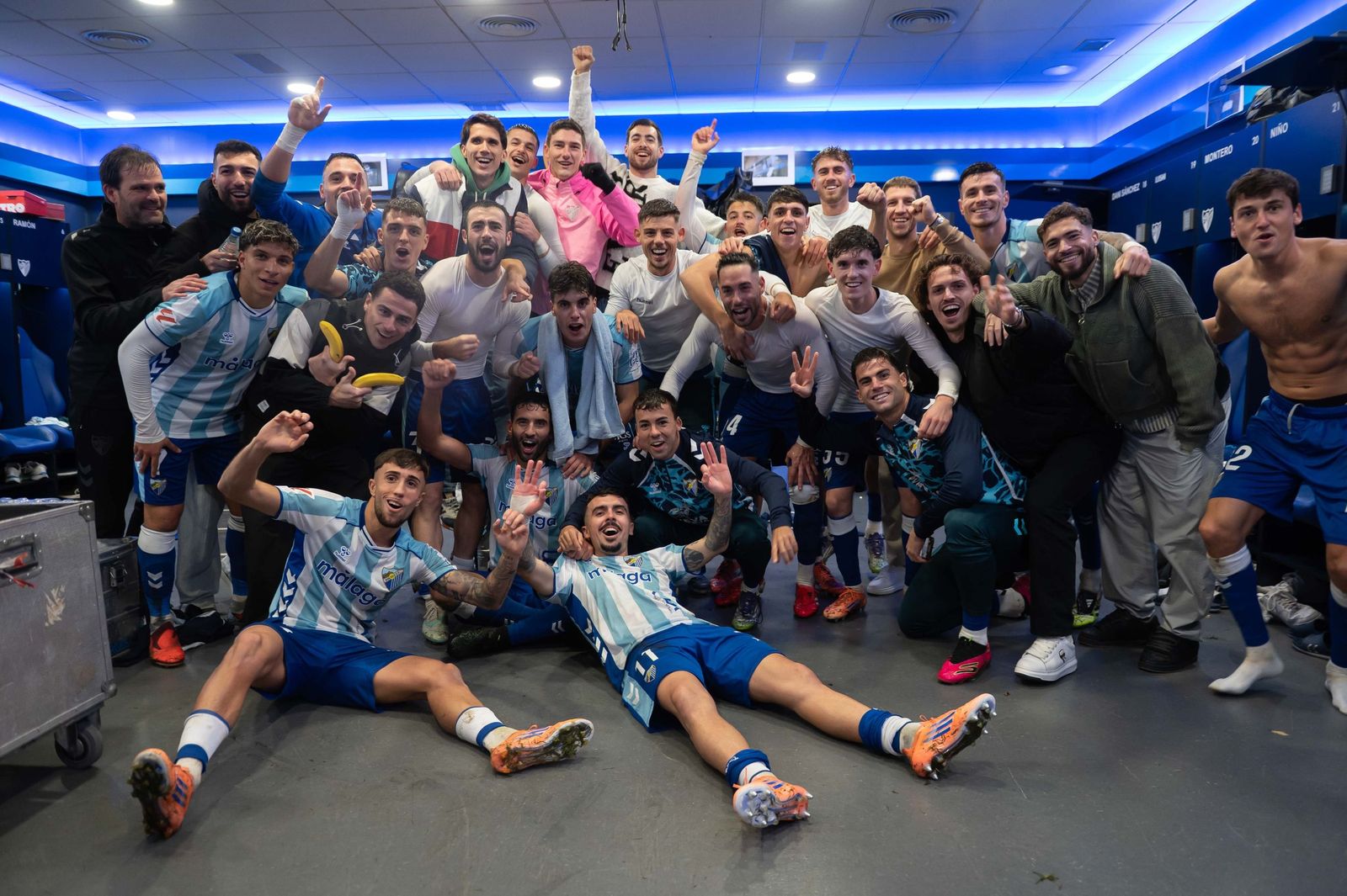 El equipo celebra en el vestuario.