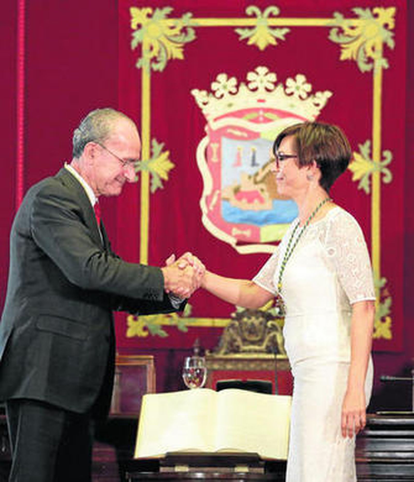 María Gámez saluda al alcalde tras recibir la medalla como concejala del Ayuntamiento.