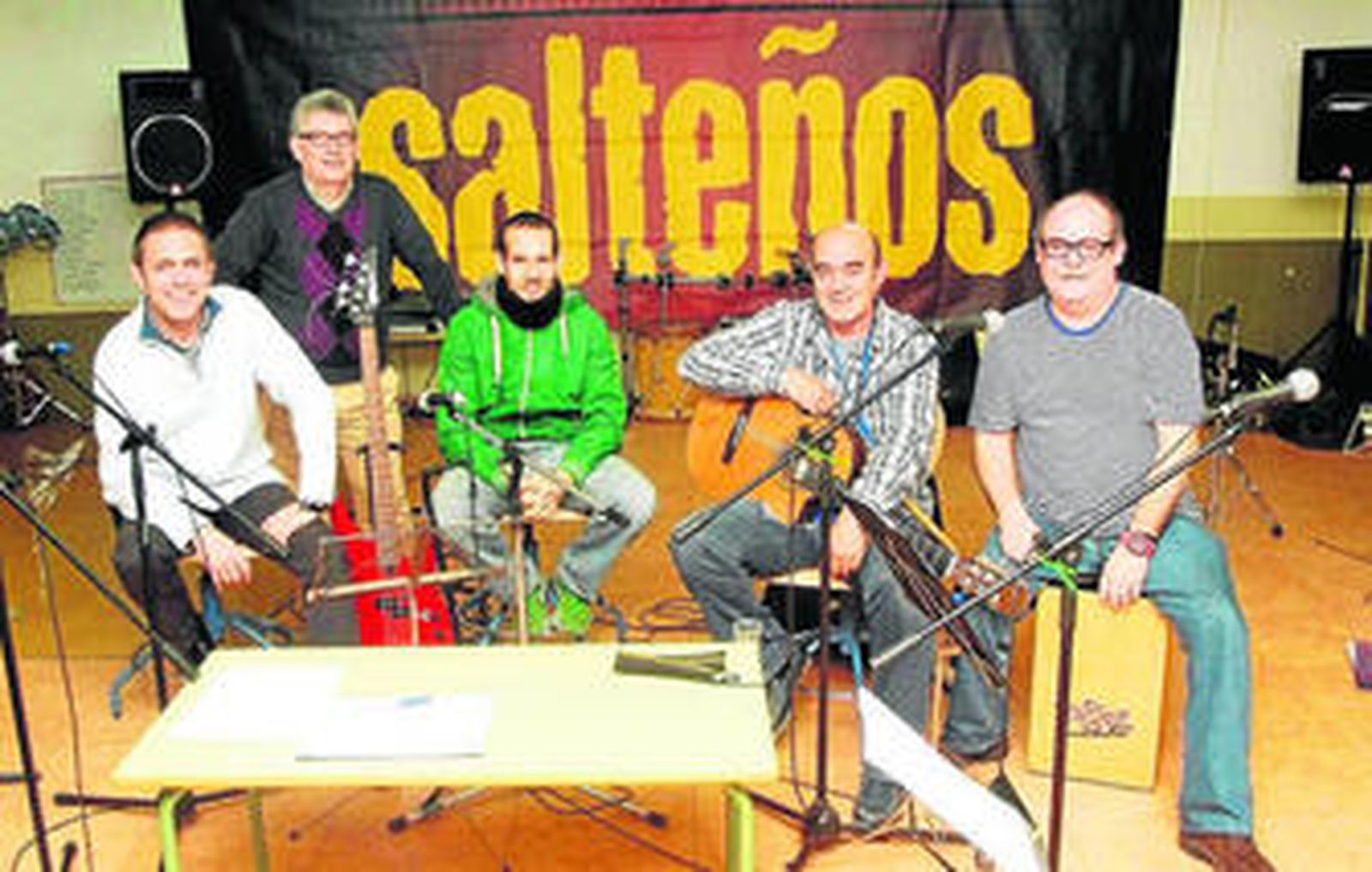 Germán, Polo, Miguel, Indalo y Gallardo conforman el legendario grupo Salteños. En la foto, en el local de ensayo.