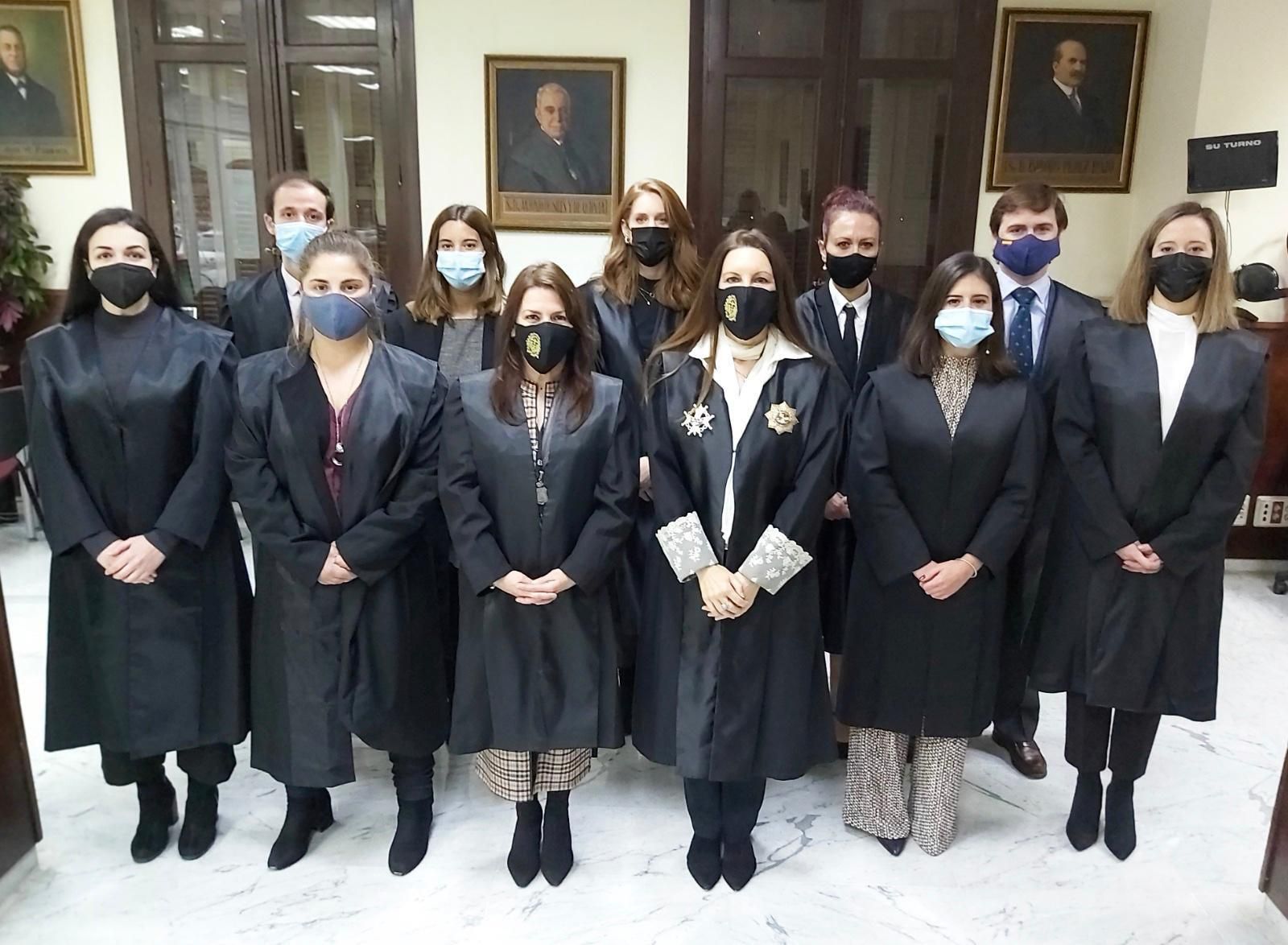 Isabel Escartín y Ana León (centro), junto a los nuevos procuradores