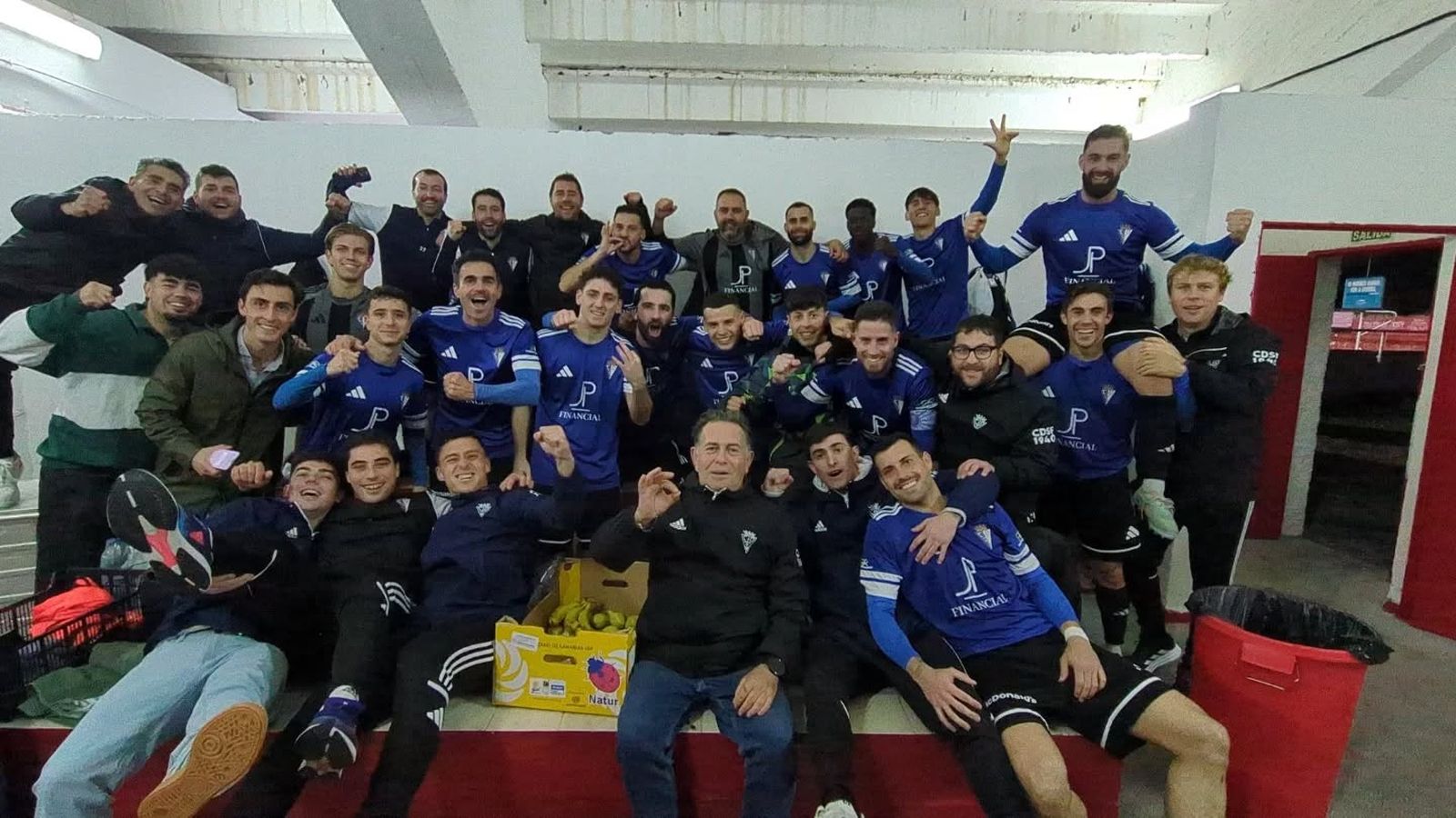 Celebración del conjunto azulino en el vestuario del José del Cuvillo.