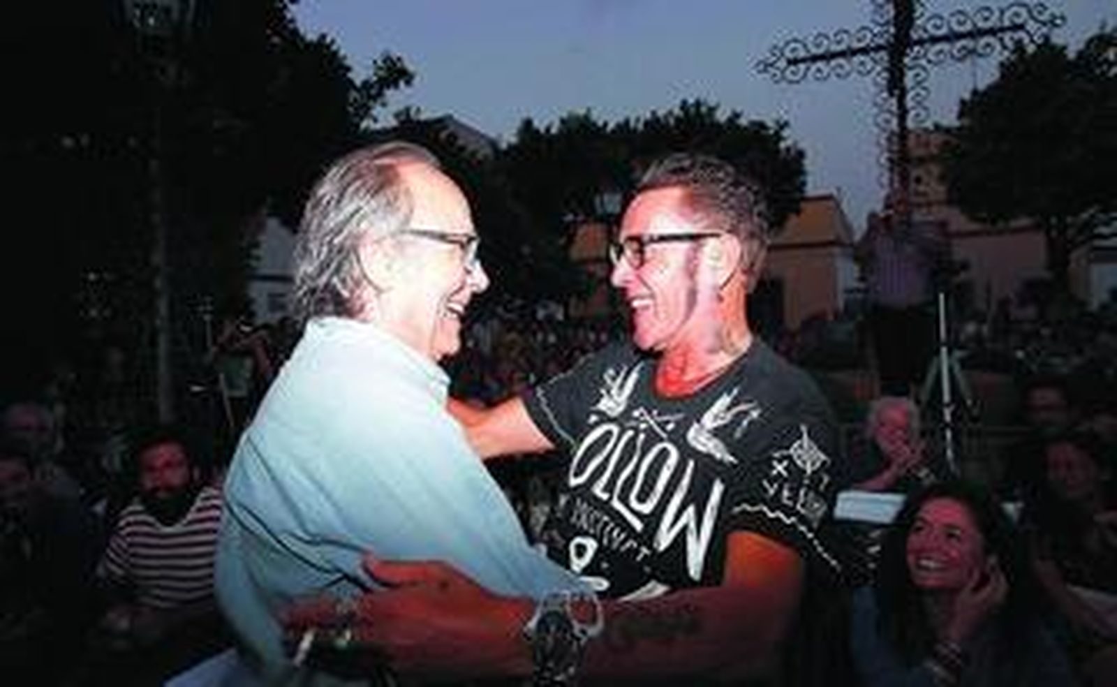 Serrat y Muñoz se abrazan en el recital poético, ayer en la plazoleta San Isidro.