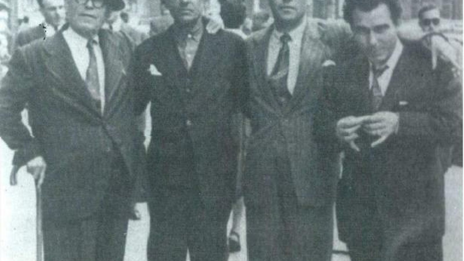 Antonio El Chaqueta (segundo por la derecha) junto a varios aficionados.