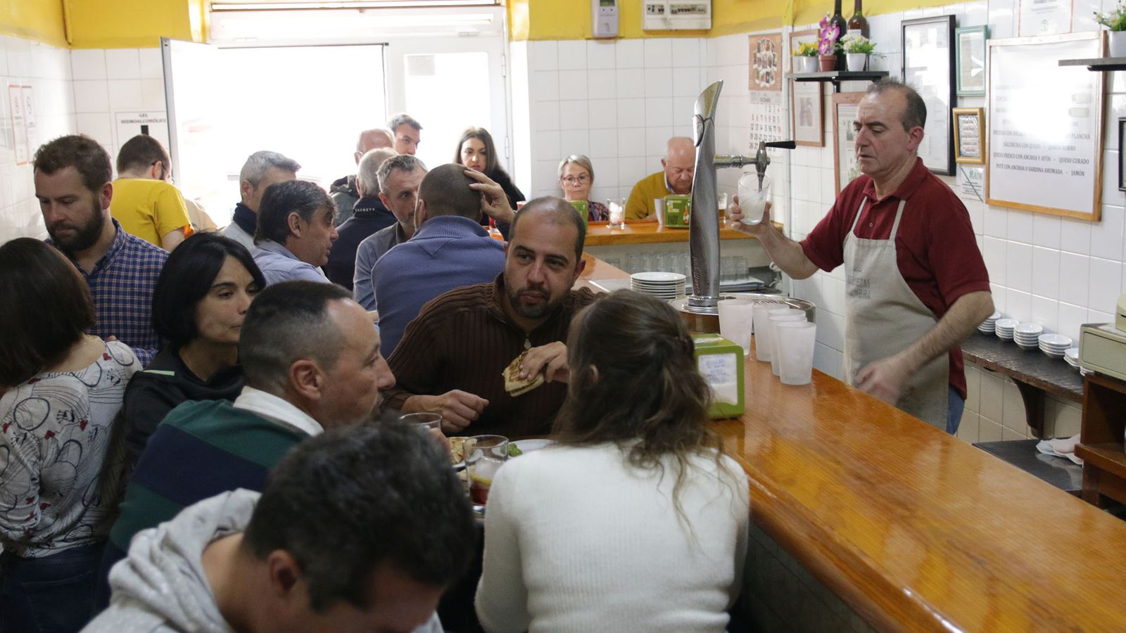 Pepe Morata sube la persiana y la bodega se llena hasta los topes.