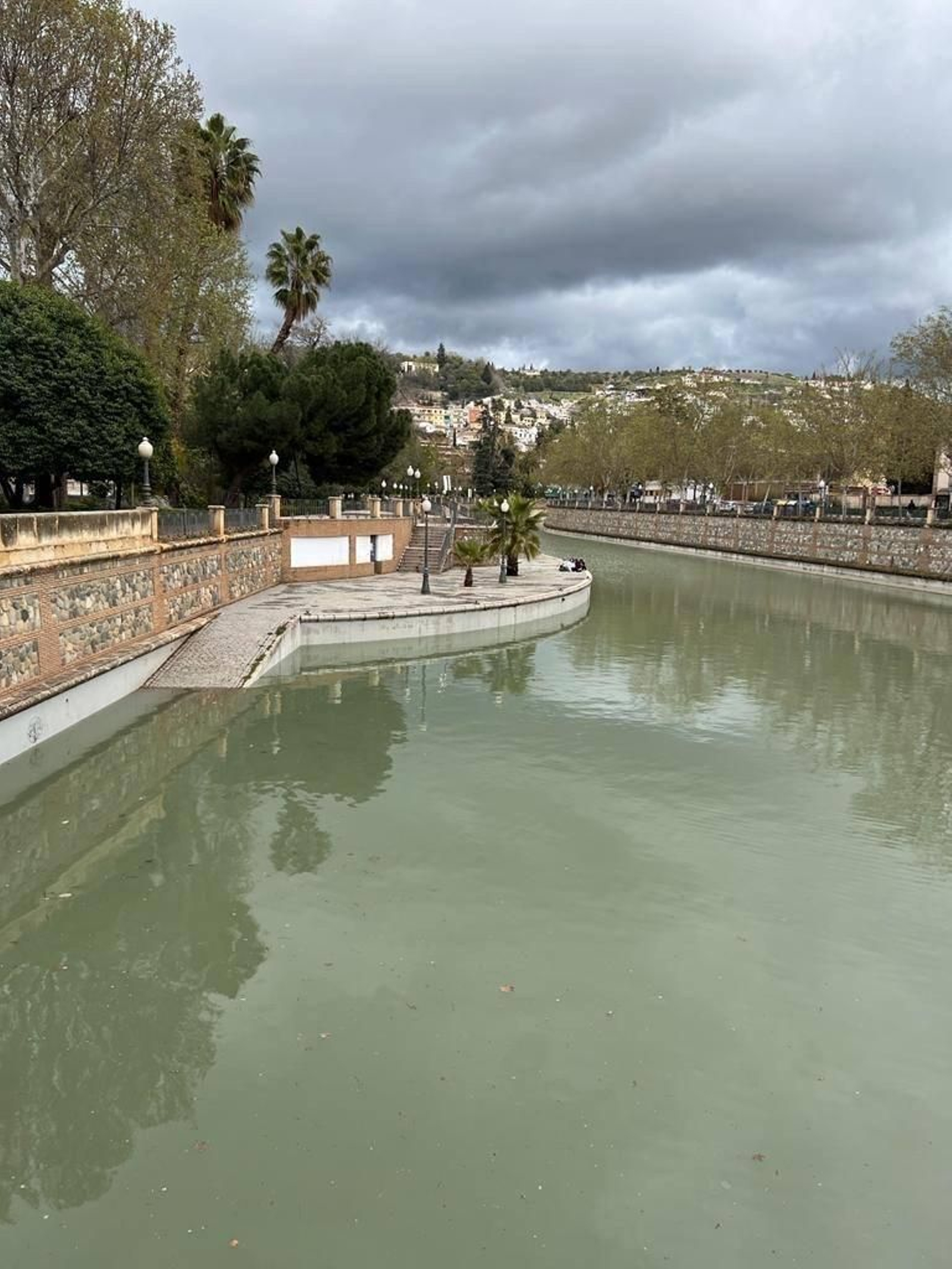 El río Genil de Granada, con agua hasta el puente romano para la Semana Santa