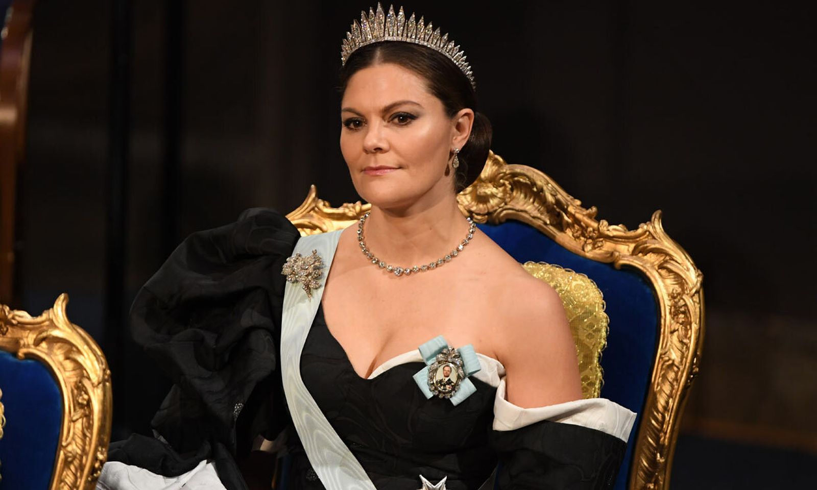 La princesa Victoria, con su escotado, asimétrico y poco acertado vestido.