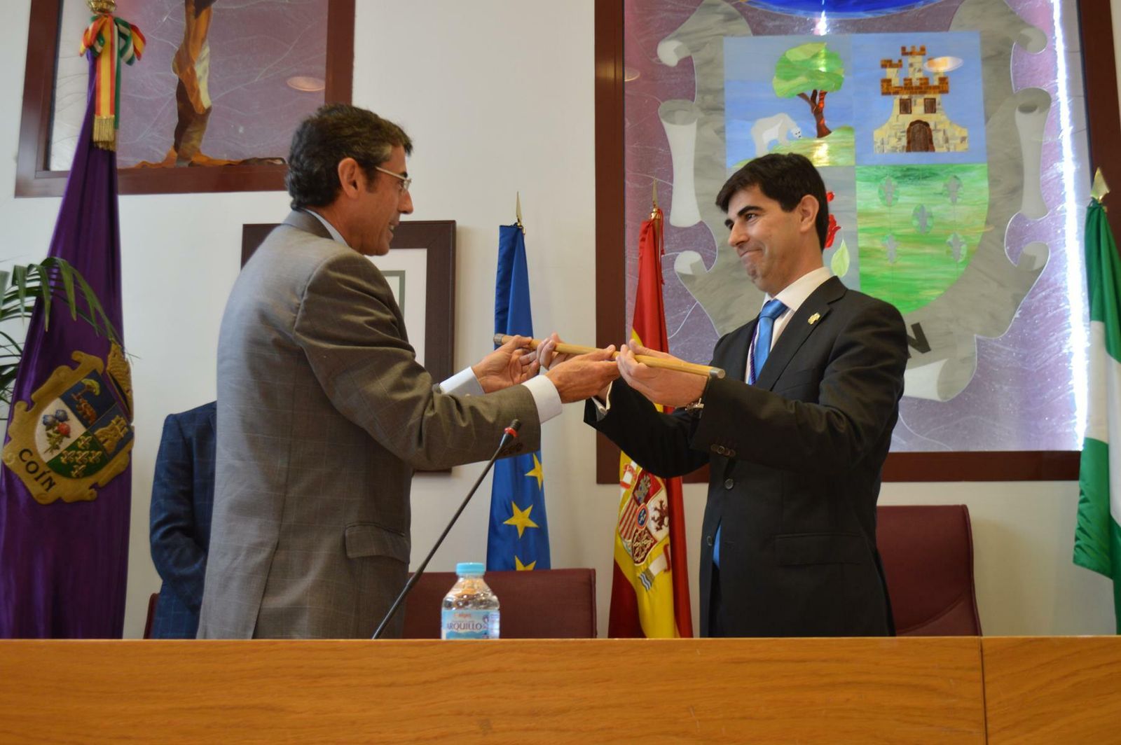 Francisco Santos, a la derecha, el pasado febrero cuando fue nombrado alcalde de Coín por el saliente Fernández Tapia.