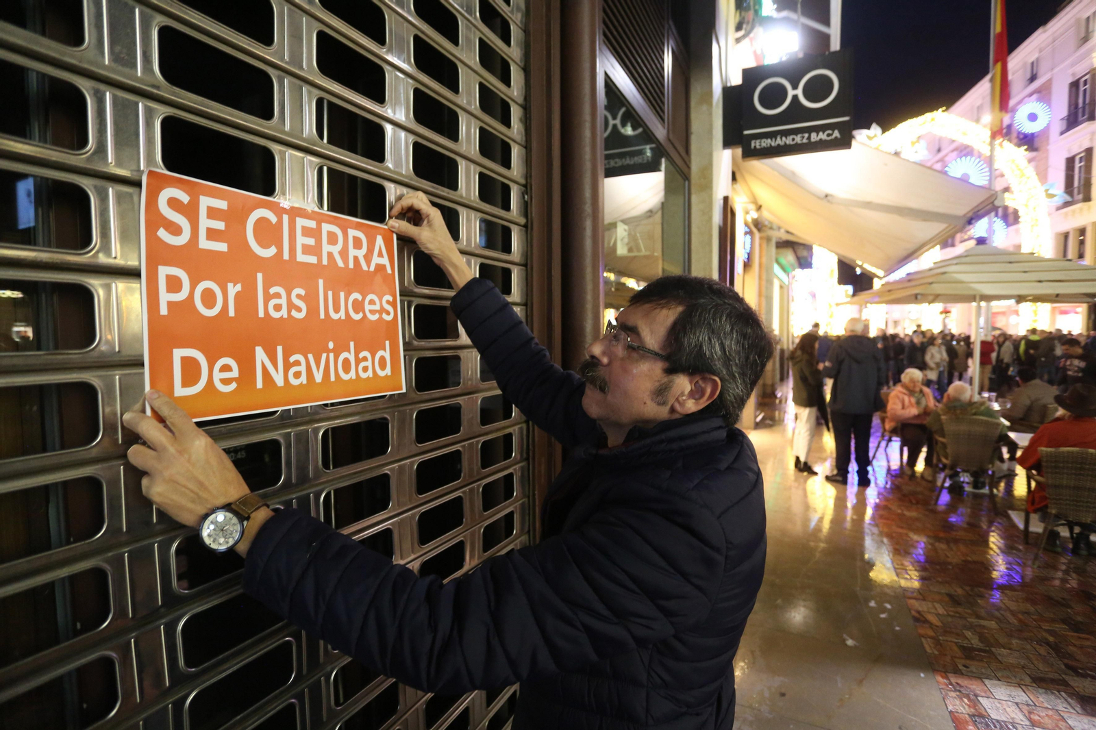 Colocan el cartel de cierre en una joyería del Centro en la Plaza de la Constitución.