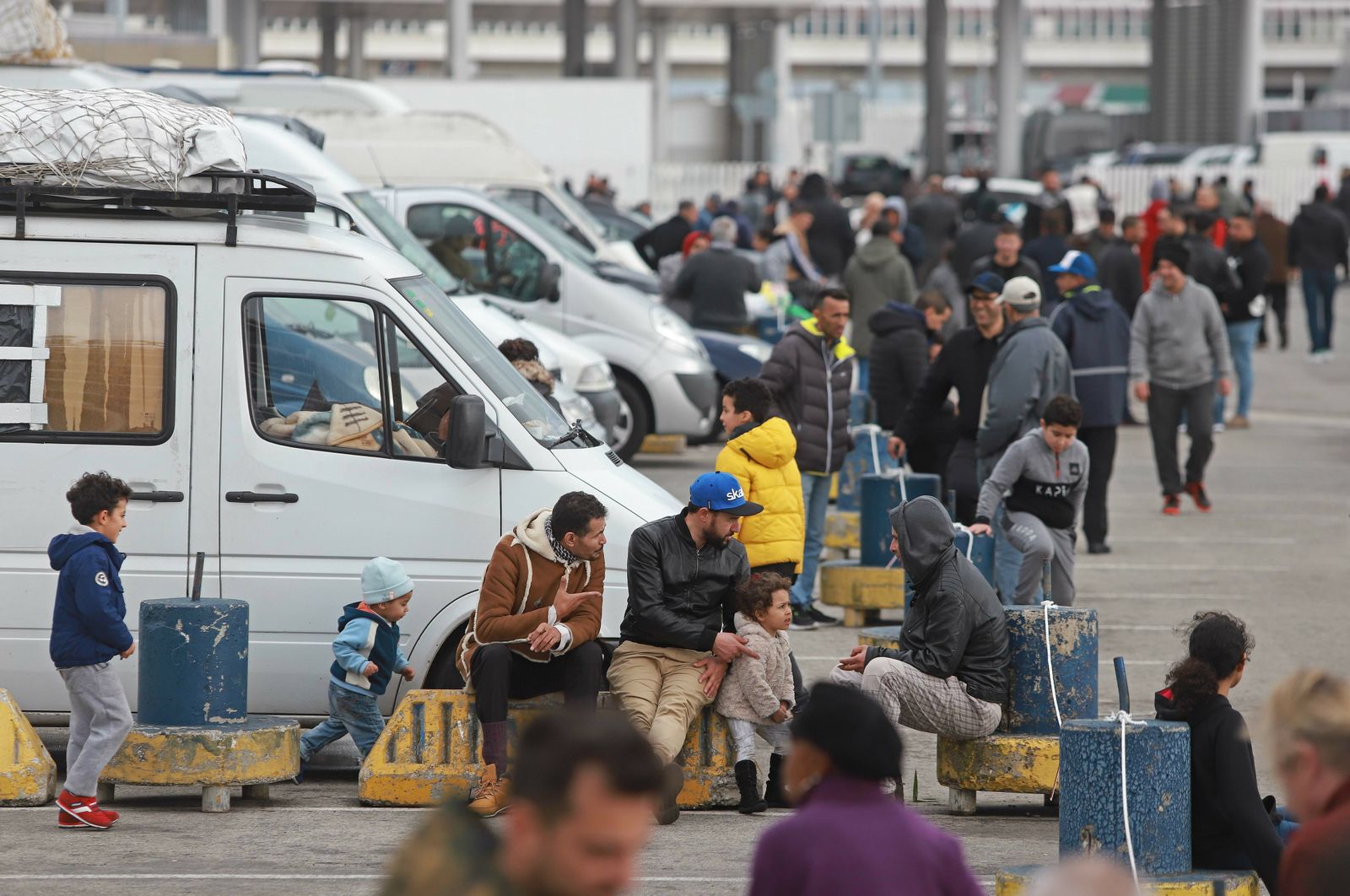 Decenas de personas esperan fuera de sus vehículos el turno para embarcar, este sábado.