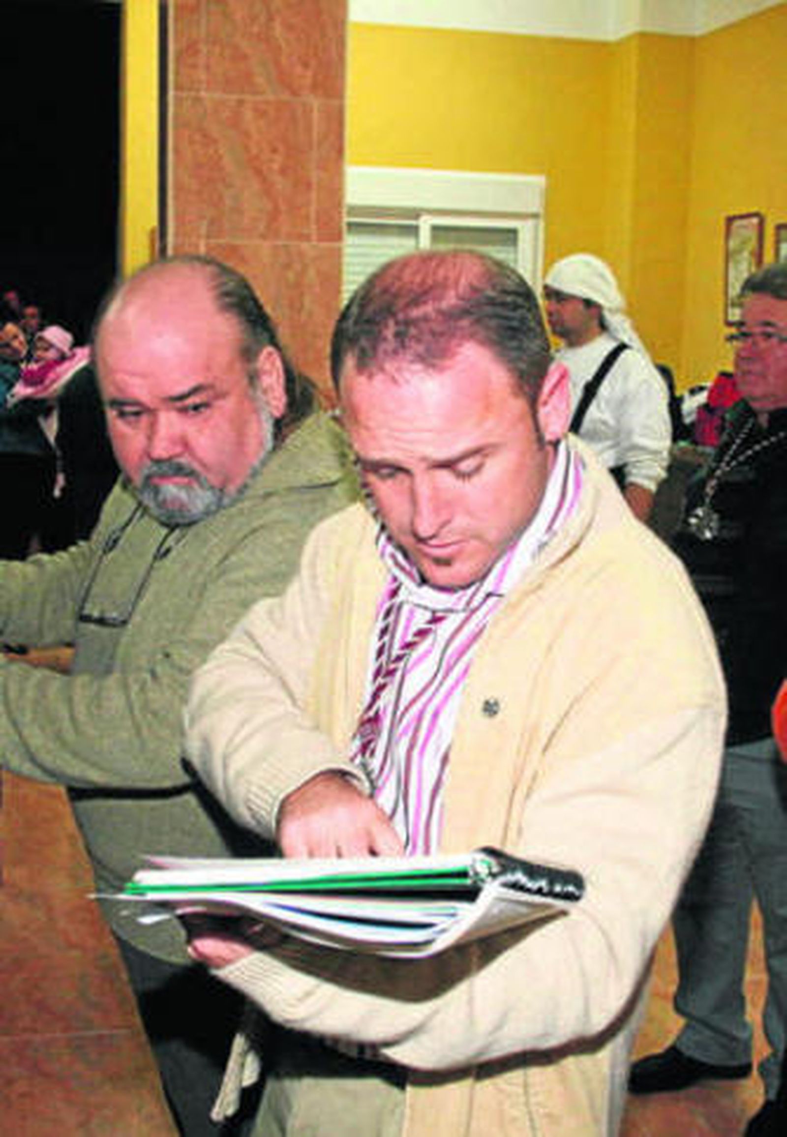 Adrián Martínez durante la igualá del paso de palio de la Unidad.