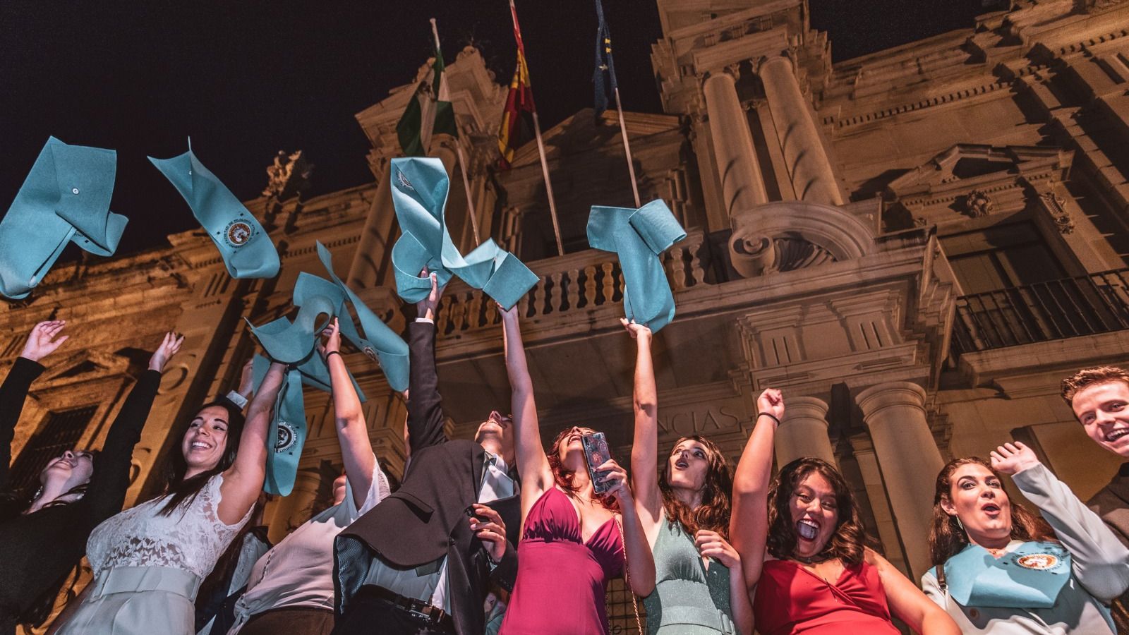 Etudiantes de Filología de la US celebran su graduación.