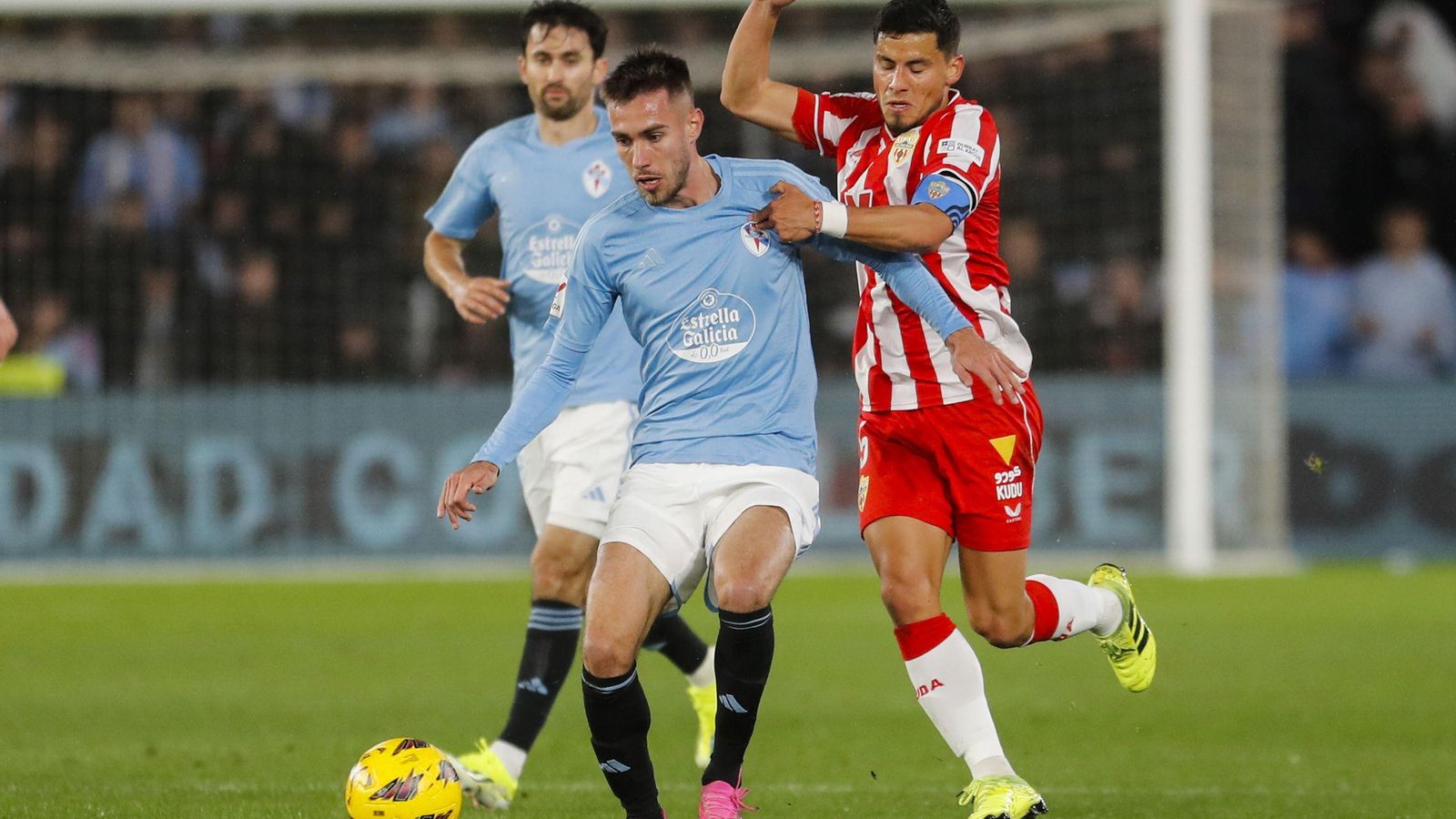 Lucas Robertone pugna un esférico con Óscar Mingueza.