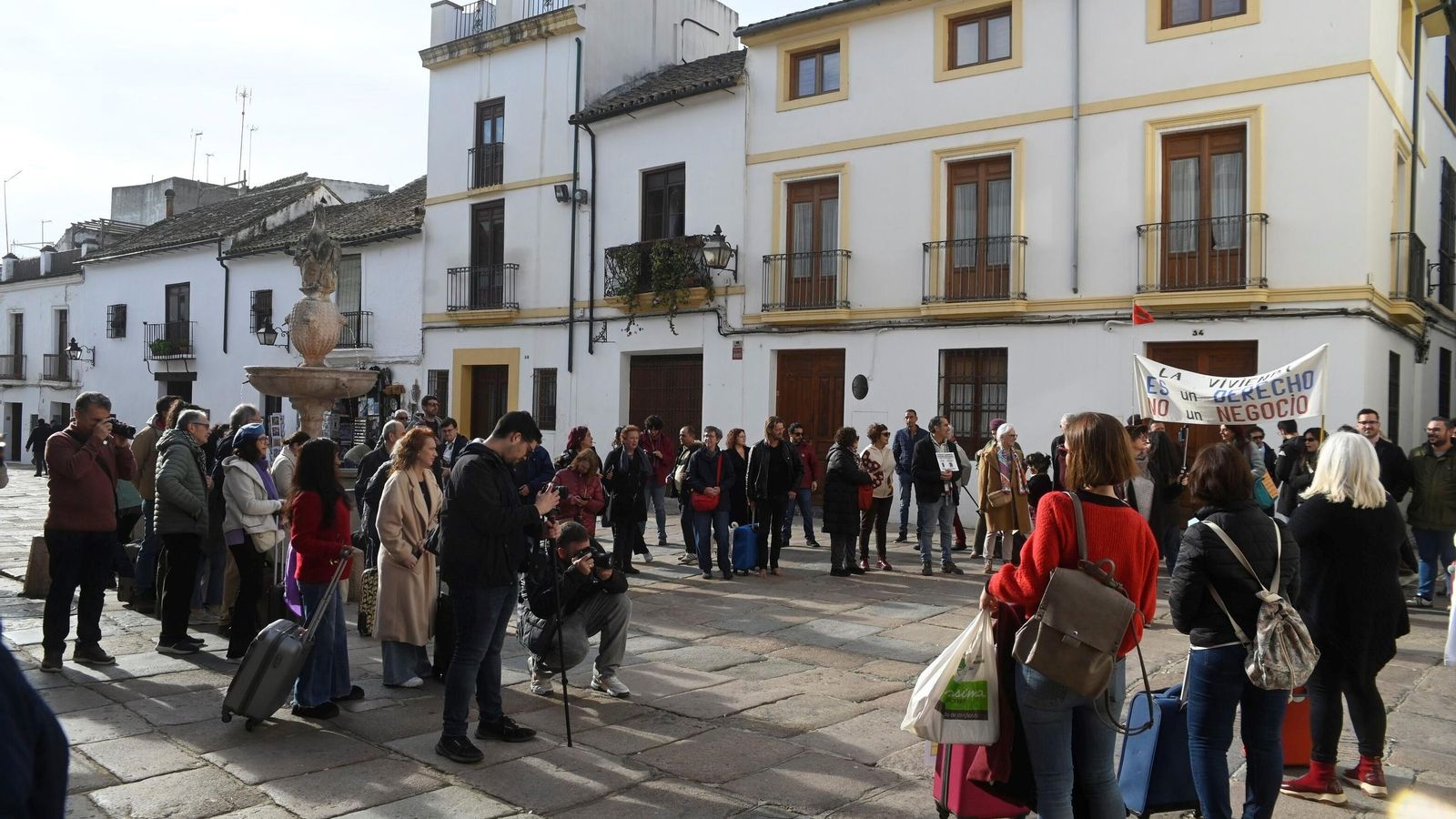 Parada del 'free tour' de los vecinos en la plaza del Potro.