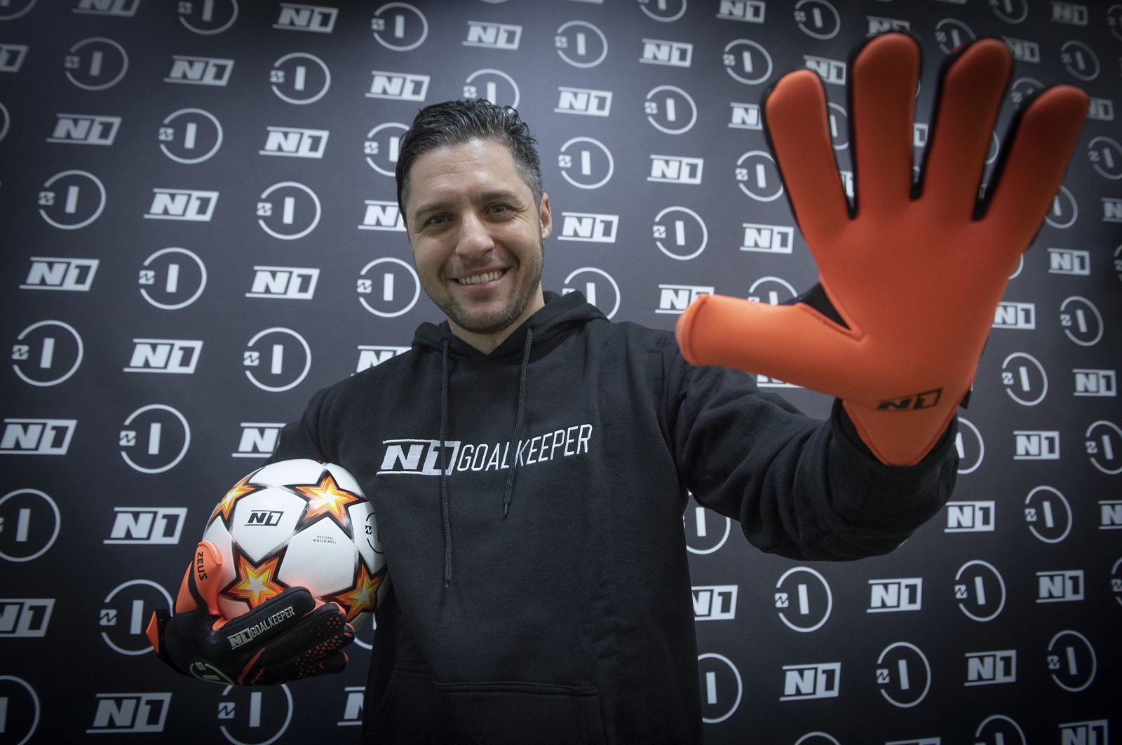 Bruno Von Mann posa con uno sus guantes, que están dando la vuelta al mundo desde su oficina en el Edificio Vilaser.