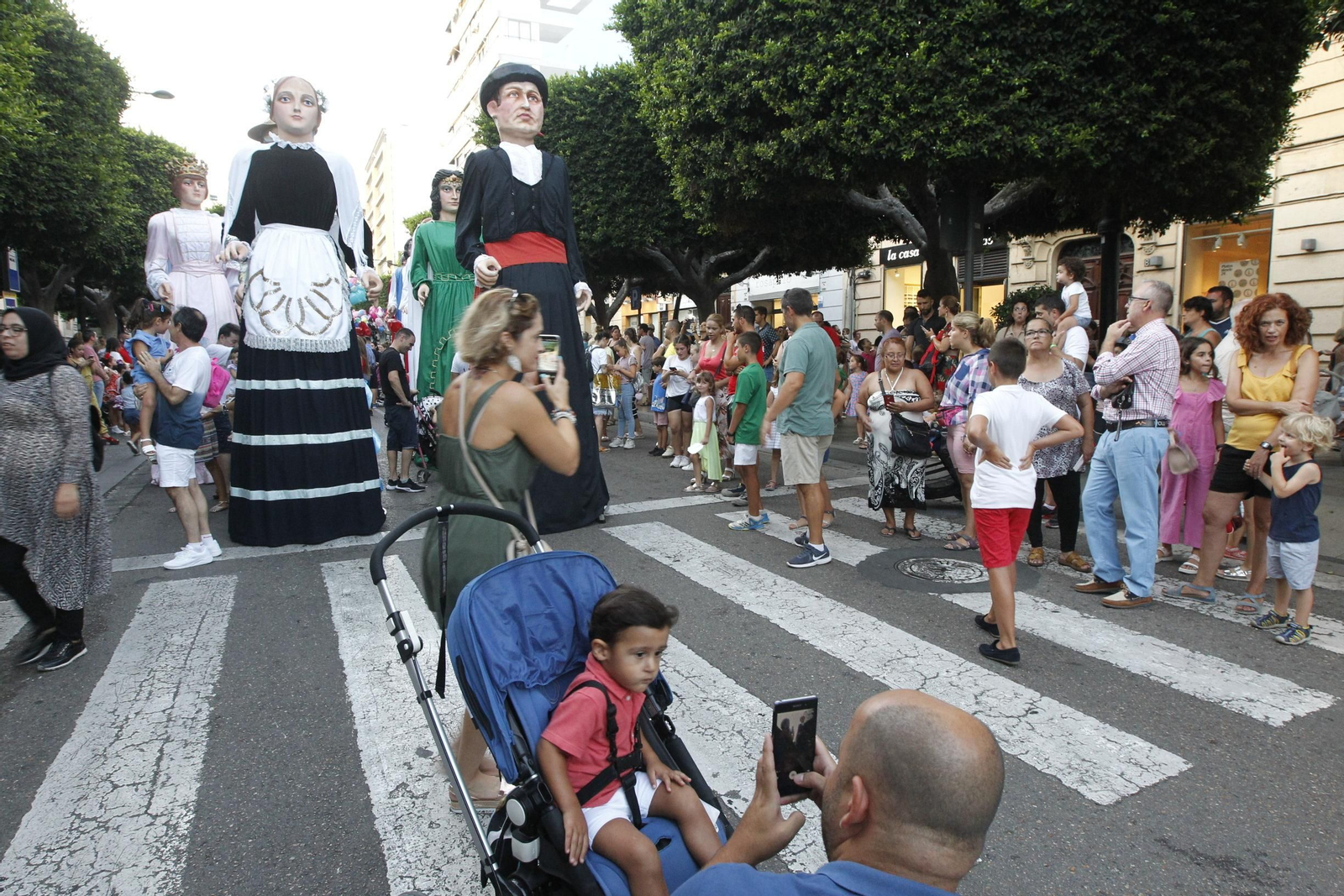Fotogalería gigantes y cabezudos. Feria de Almería 2019