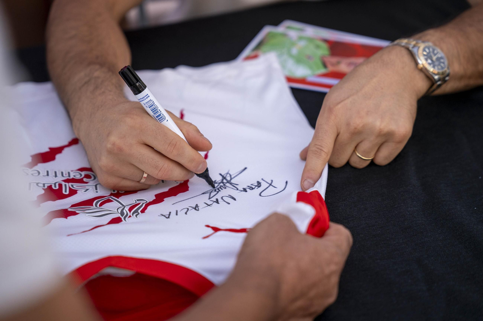 Los jugadores de la UDA Thalys y Andrés firman autógrafos