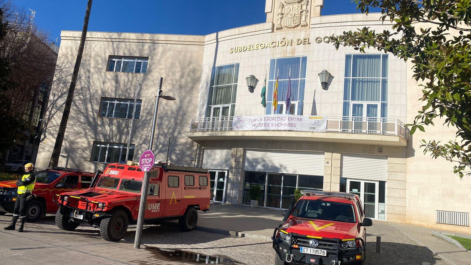 La UME ante la Subdelegación del Gobierno.