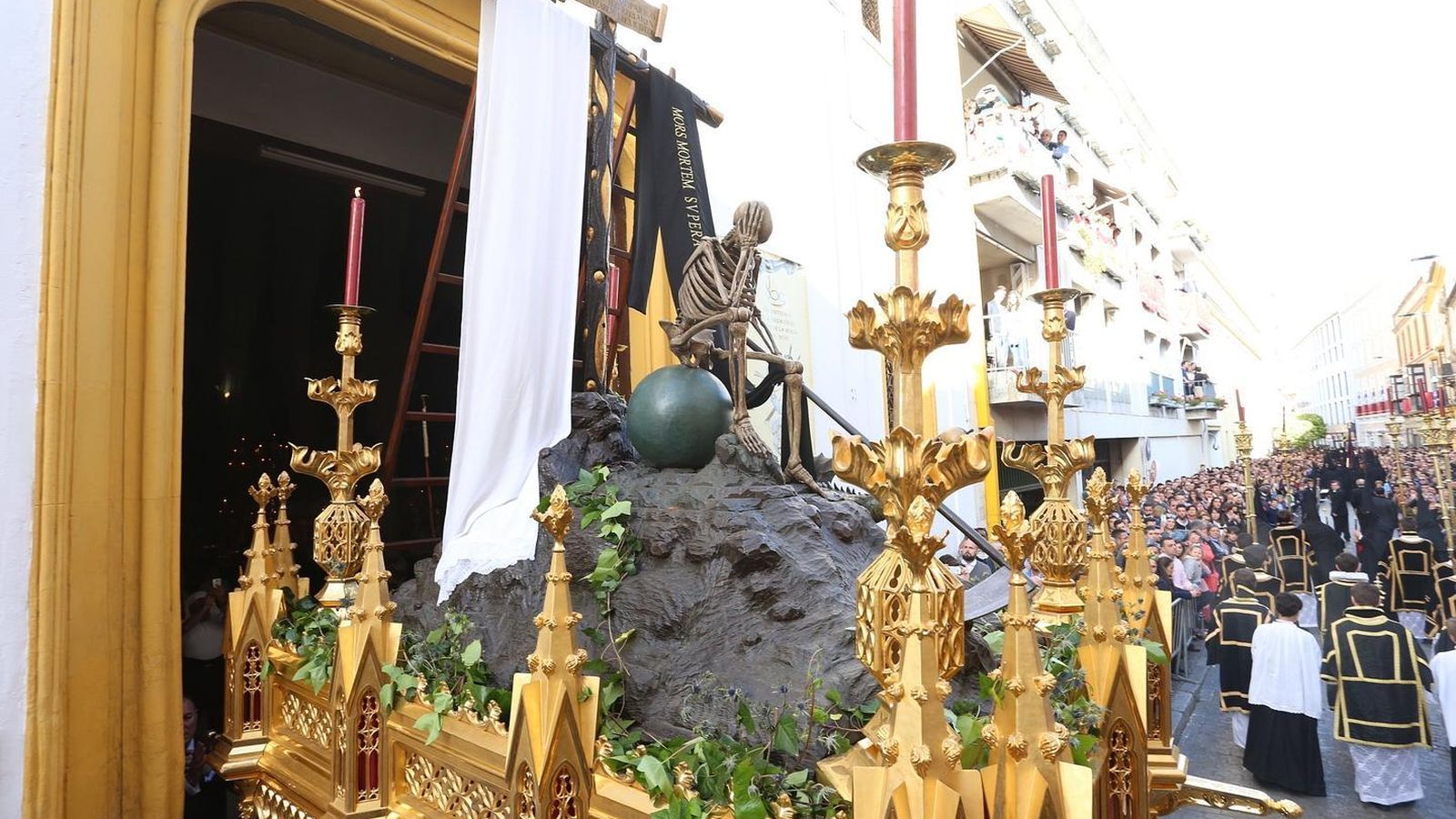 Triunfo de la Santa Cruz saliendo de su parroquia