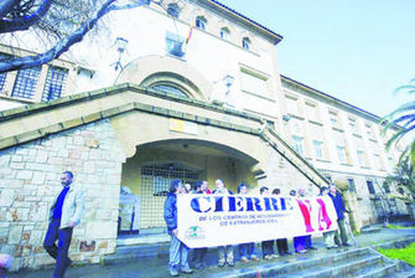 Una reciente protesta de la Asociación Pro Derechos Humanos pidiendo el cierre del CIE de Algeciras.
