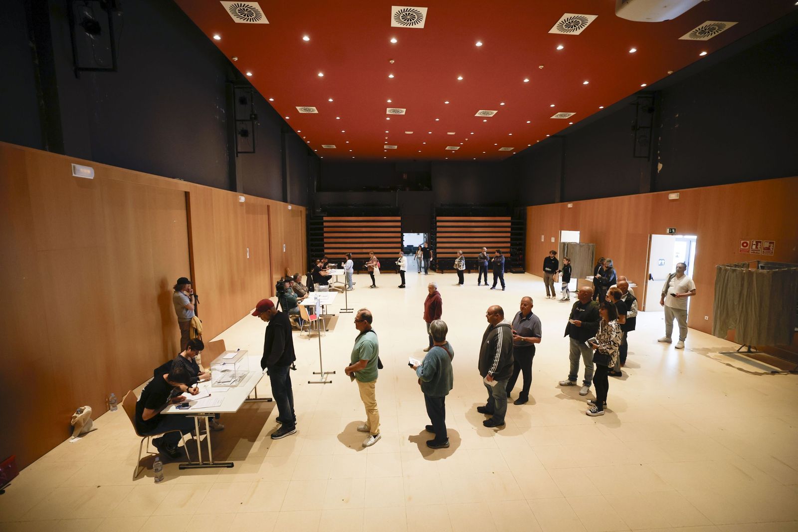 Las fotos de la jornada electoral en Cataluña