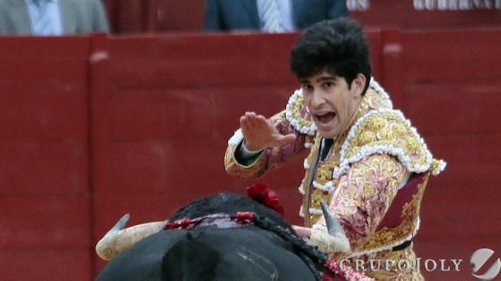 López Simón entrando a volapíé sin estoque al toro indultado.

Foto: Miguel Angel Gonzalez