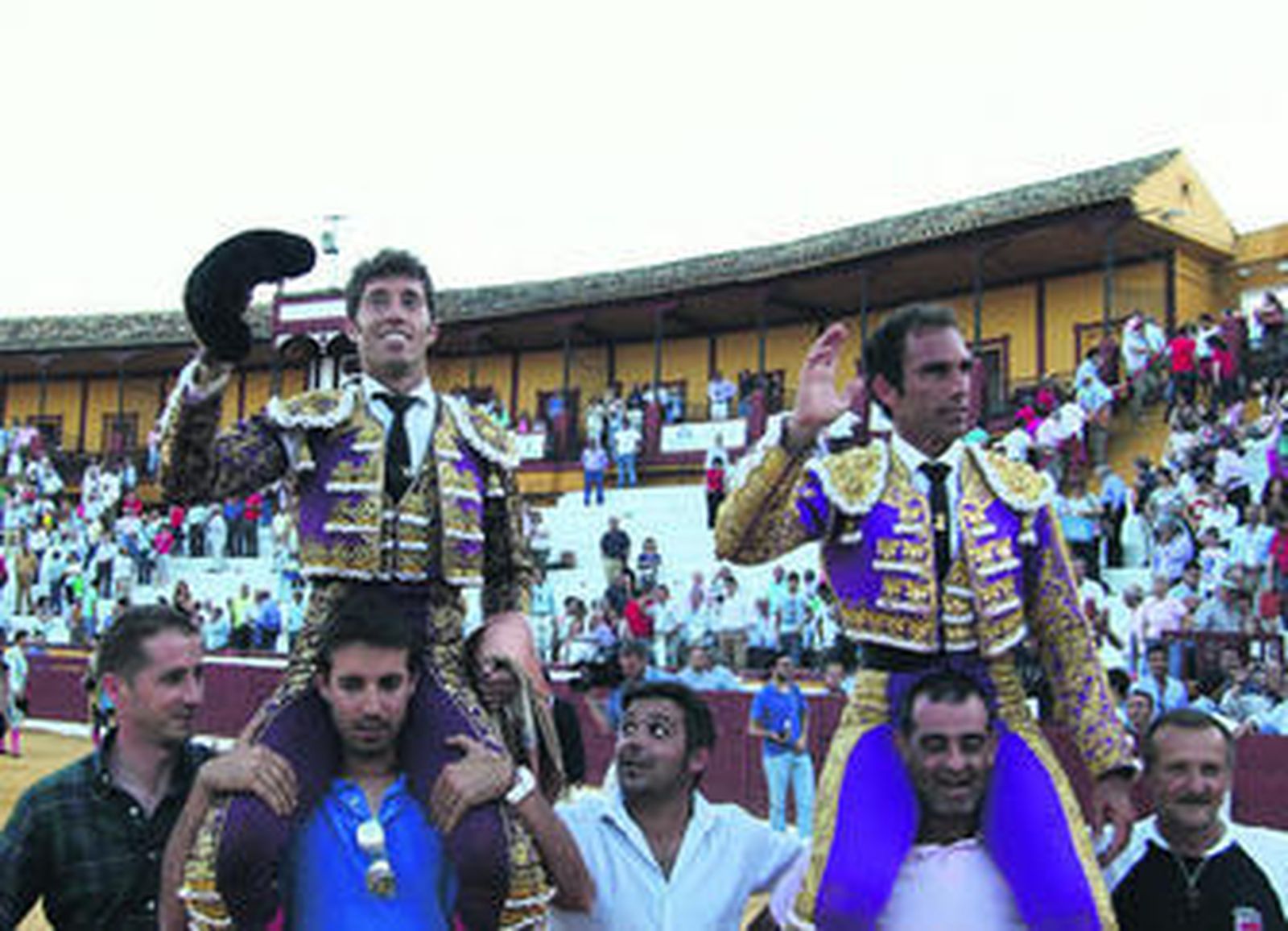 Escribano y Cortés salen a hombros en Écija