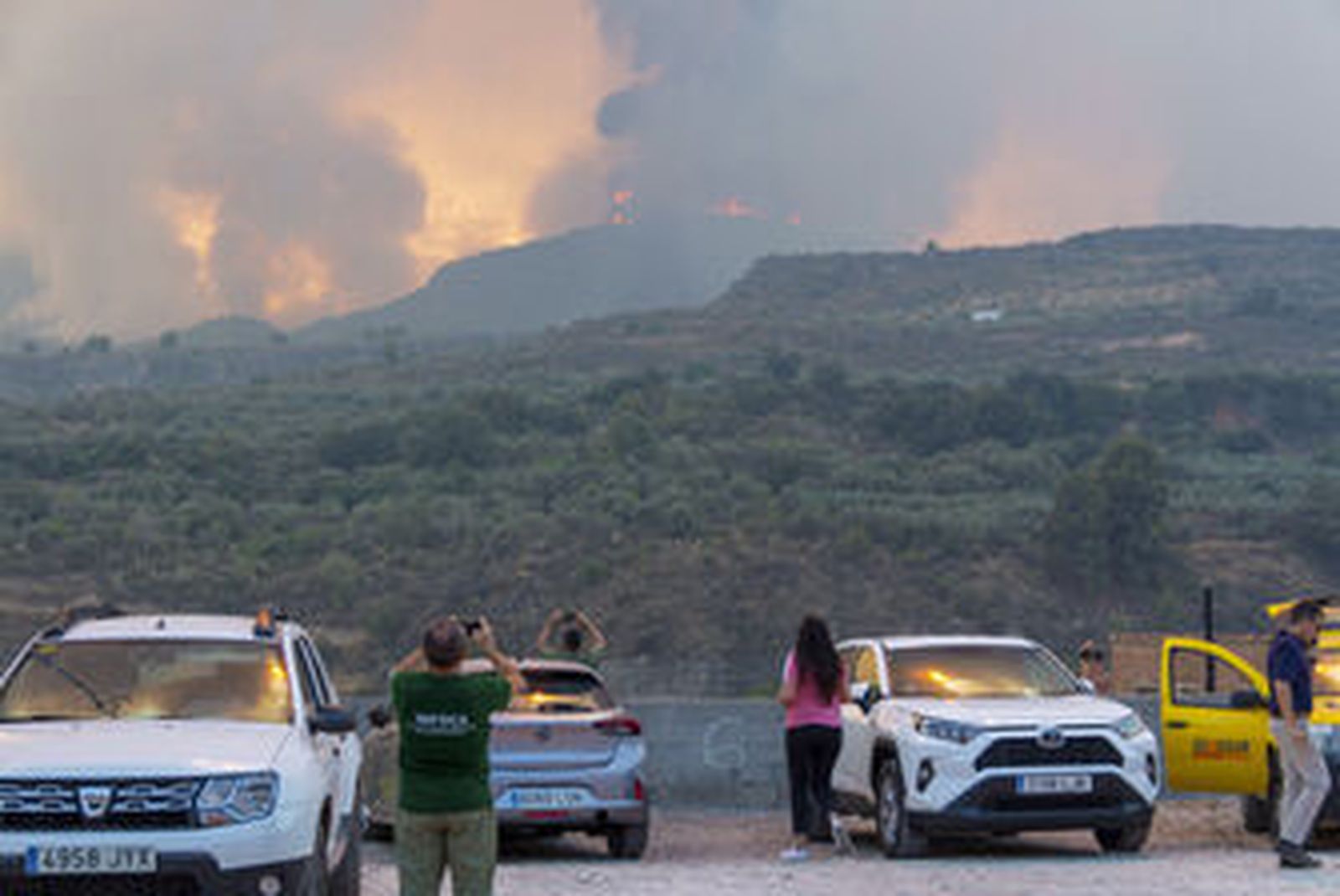 El Infoca despliega 18 medios aéreos y 200 efectivos en incendio de Los Guájares